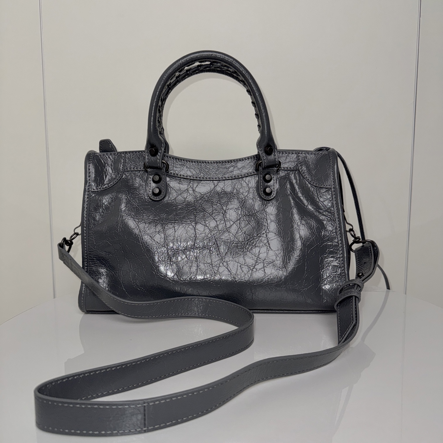 BALENCIAGA LE CITY パリ発のスタイリッシュな深灰色中号バッグ