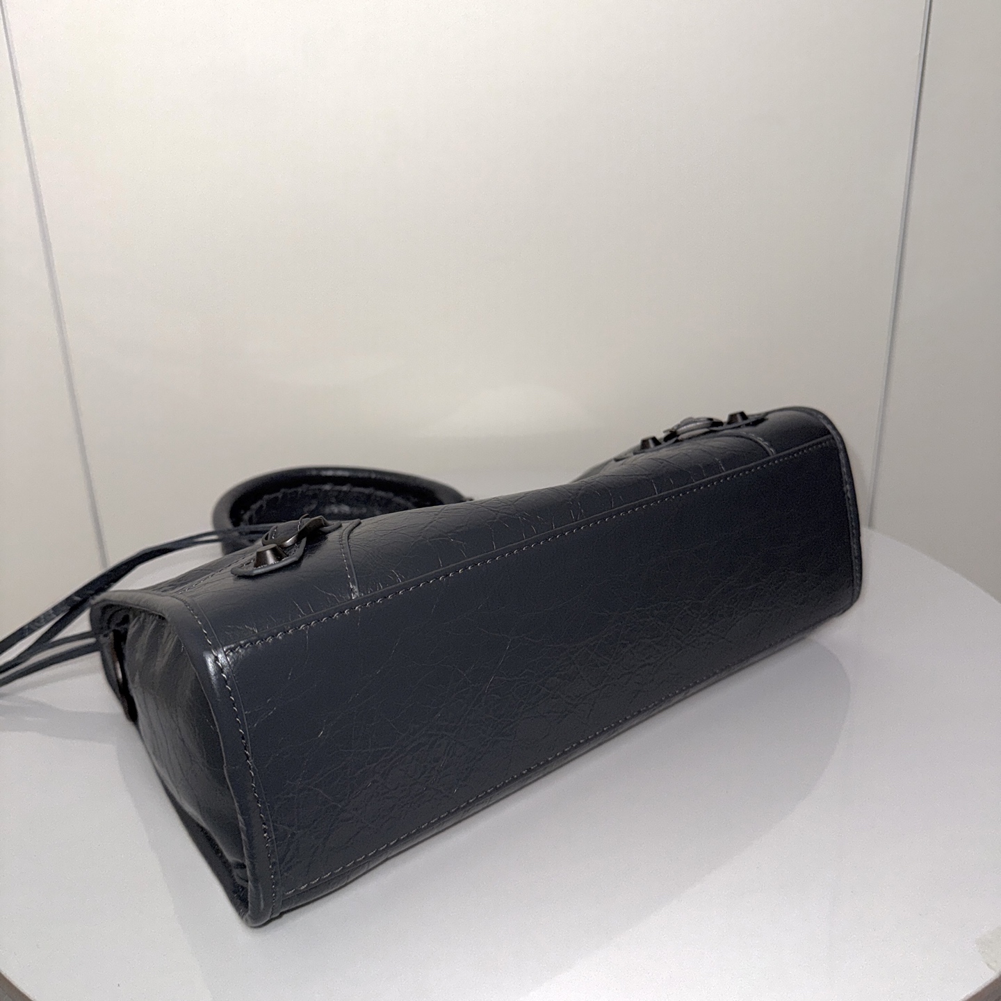 BALENCIAGA LE CITY パリ発のスタイリッシュな深灰色中号バッグ