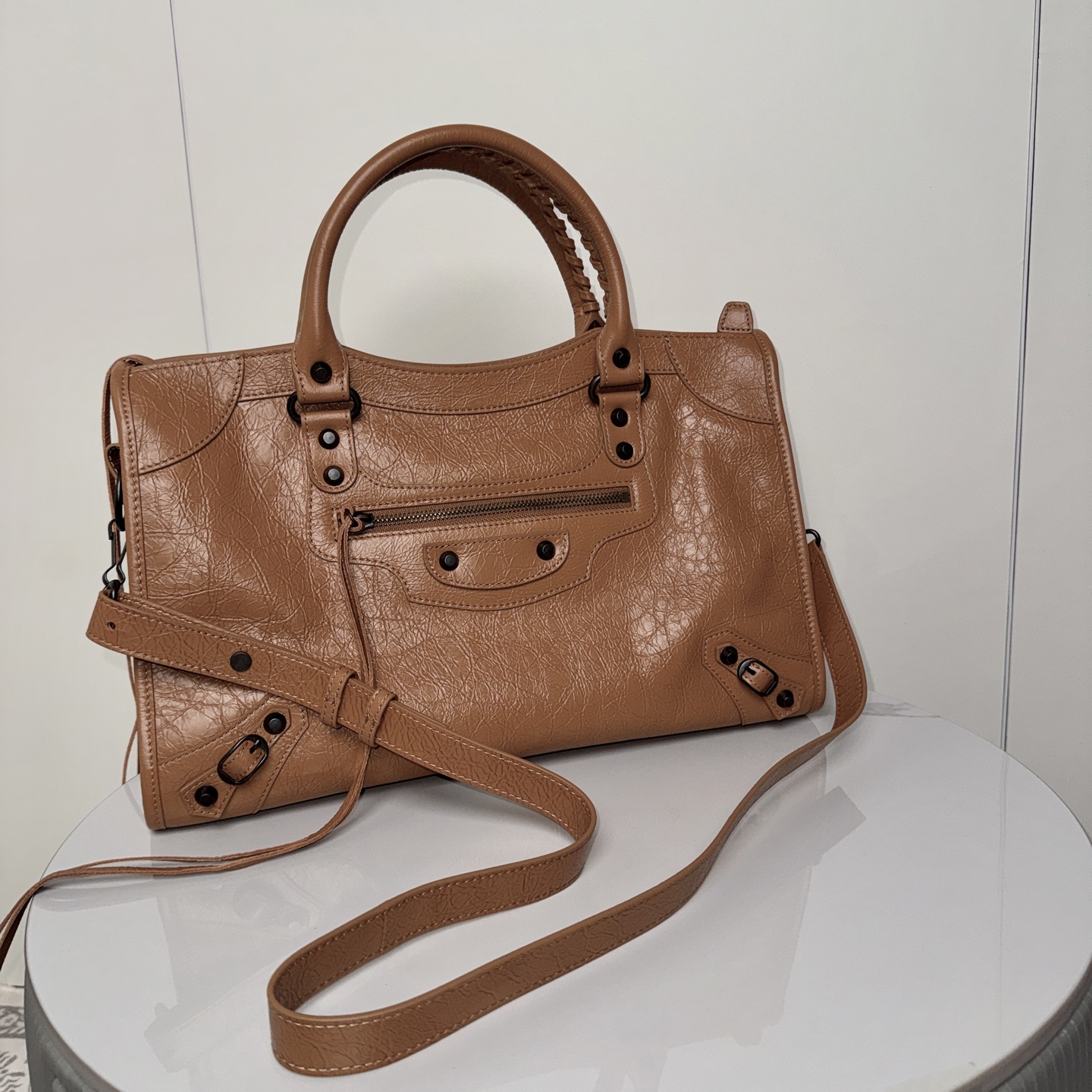 BALENCIAGA CITY 大号機車包 - 驼色でスタイリッシュな通勤バッグ