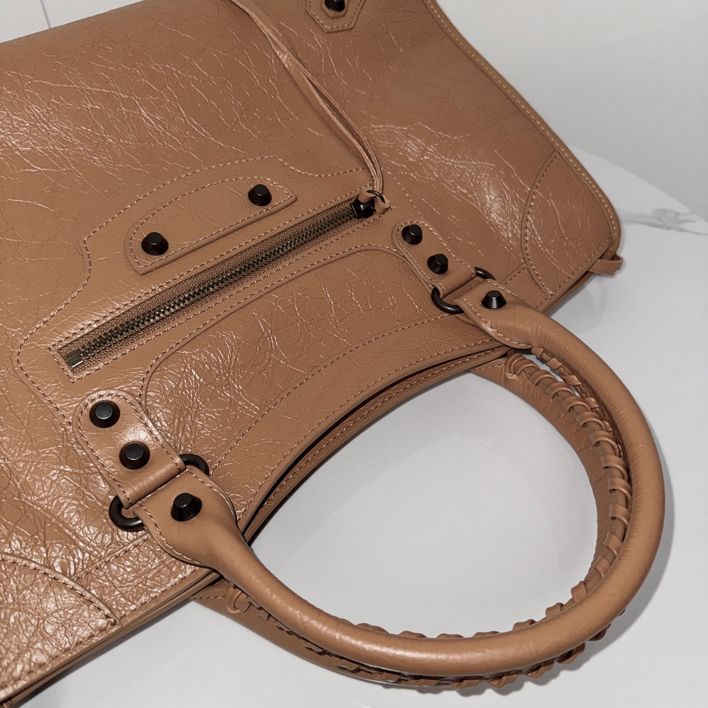 BALENCIAGA CITY 大号機車包 - 驼色でスタイリッシュな通勤バッグ