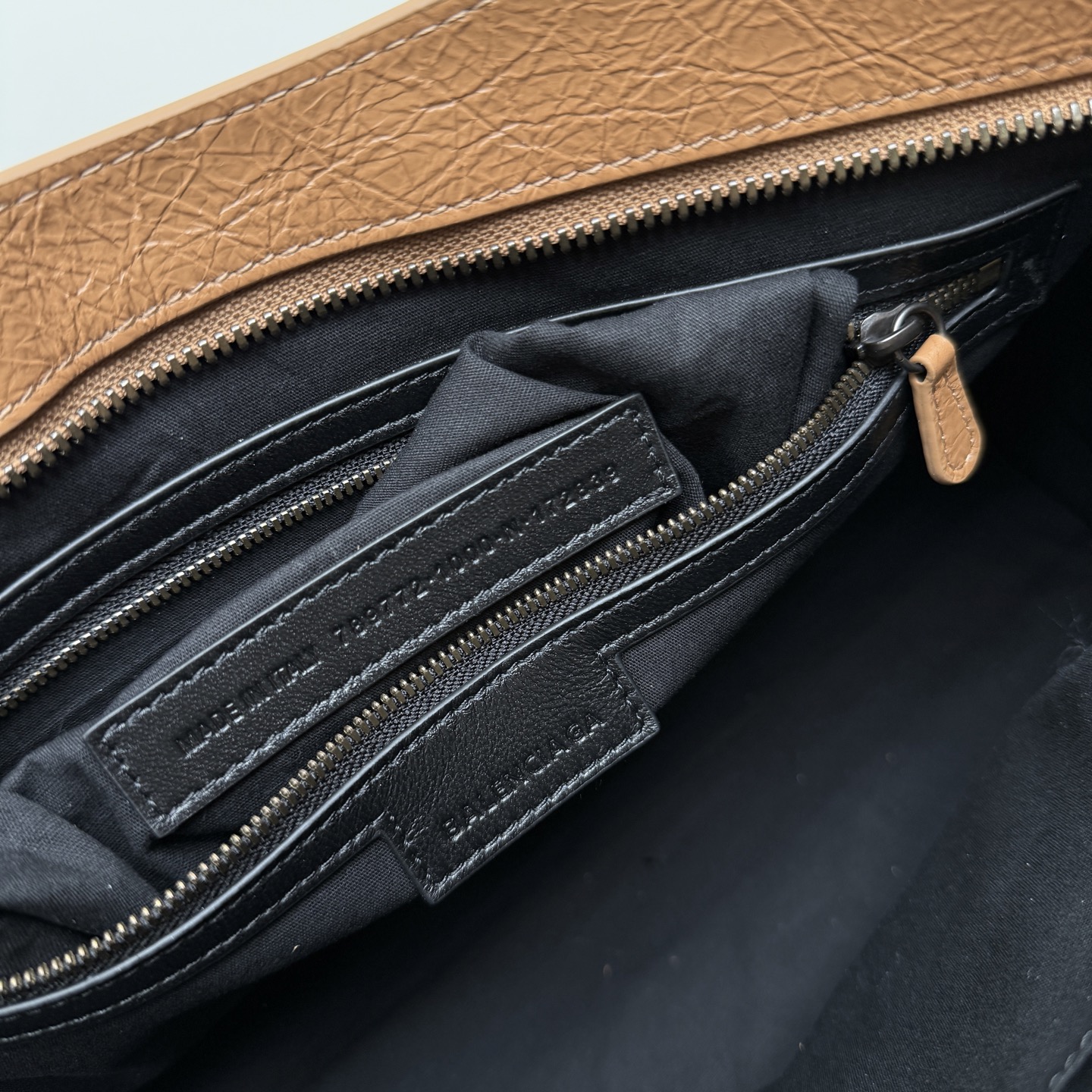 BALENCIAGA CITY 大号機車包 - 驼色でスタイリッシュな通勤バッグ