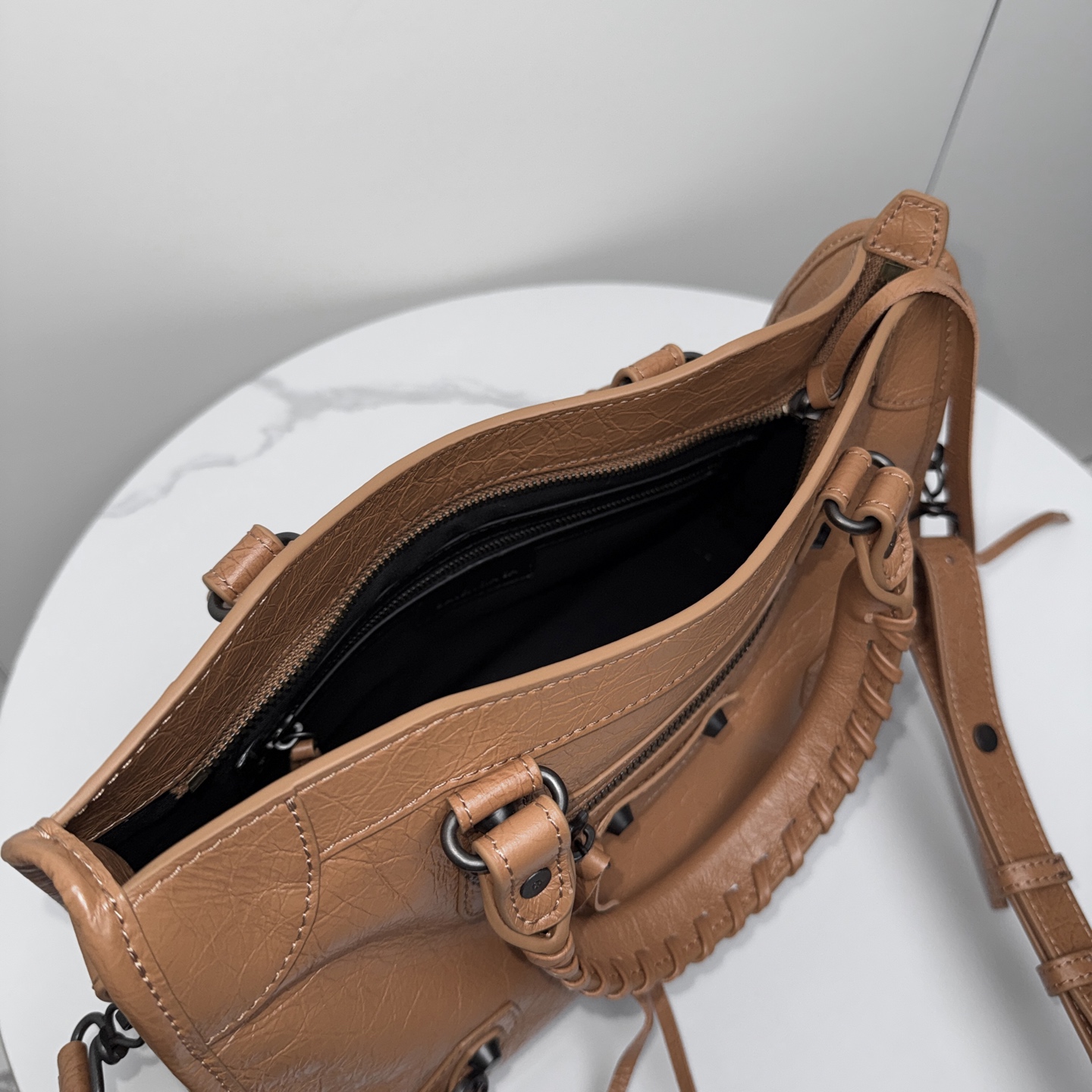 BALENCIAGA レザー シティバッグ 中号 驼色 ブラックブラススタッド