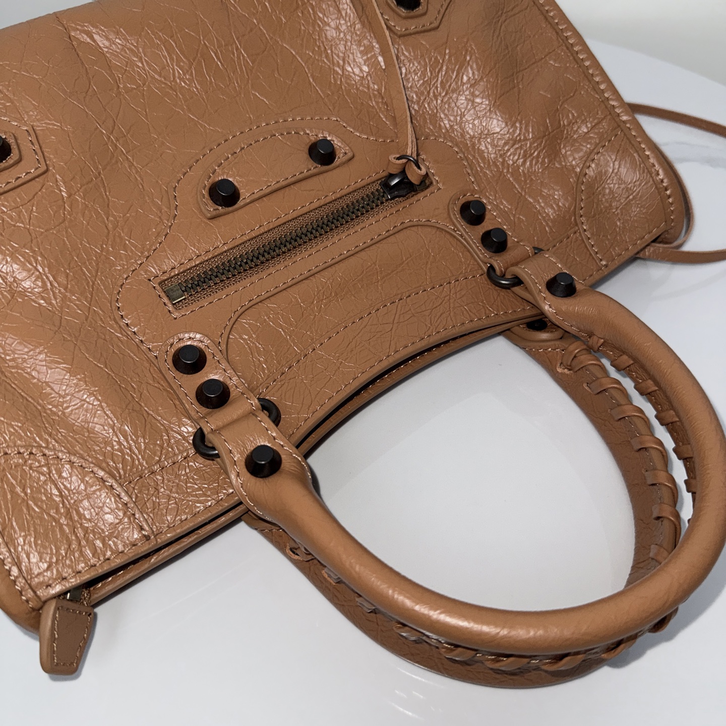 BALENCIAGA レザー シティバッグ 中号 驼色 ブラックブラススタッド