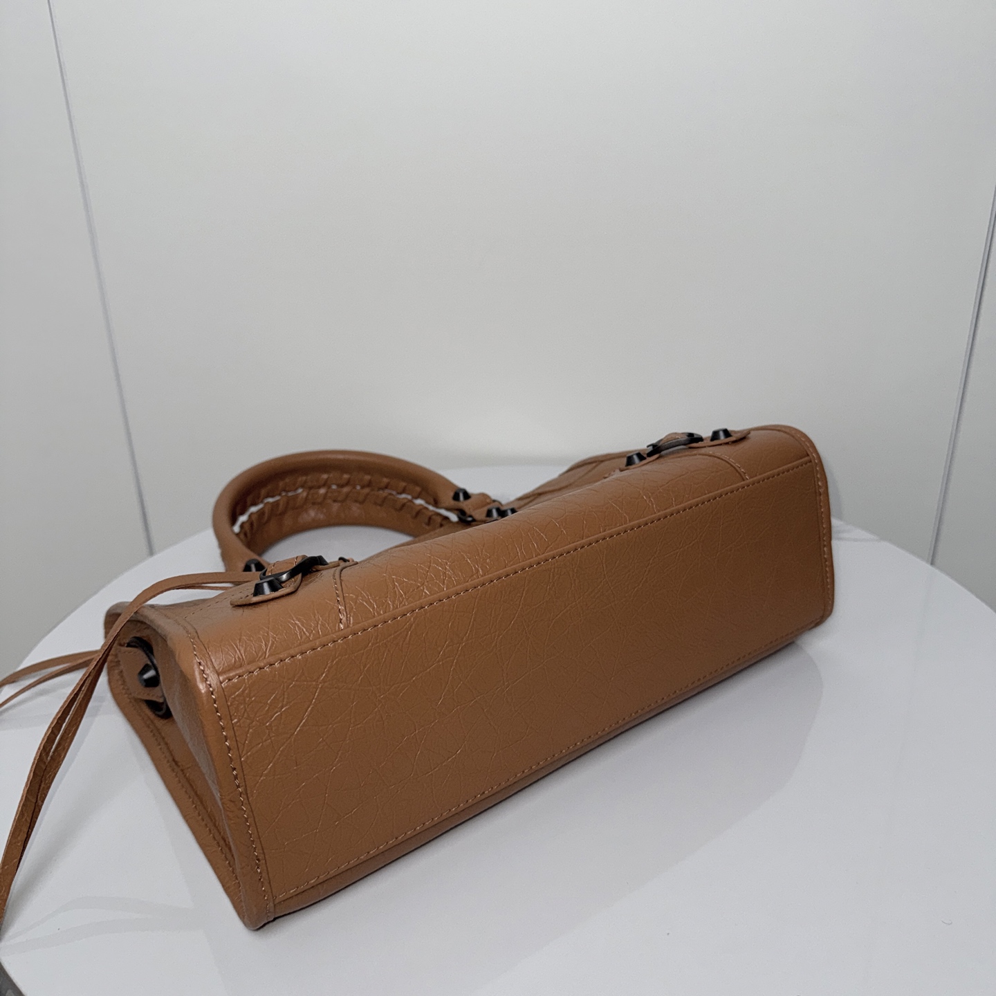 BALENCIAGA レザー シティバッグ 中号 驼色 ブラックブラススタッド