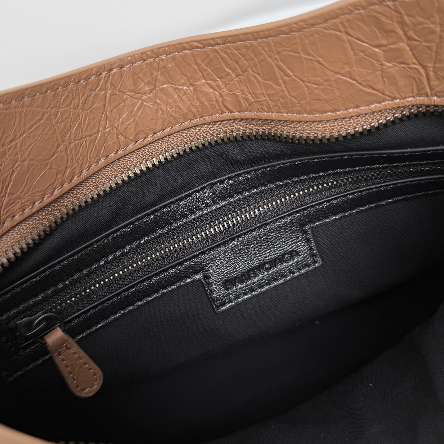 BALENCIAGA レザー シティバッグ 中号 驼色 ブラックブラススタッド