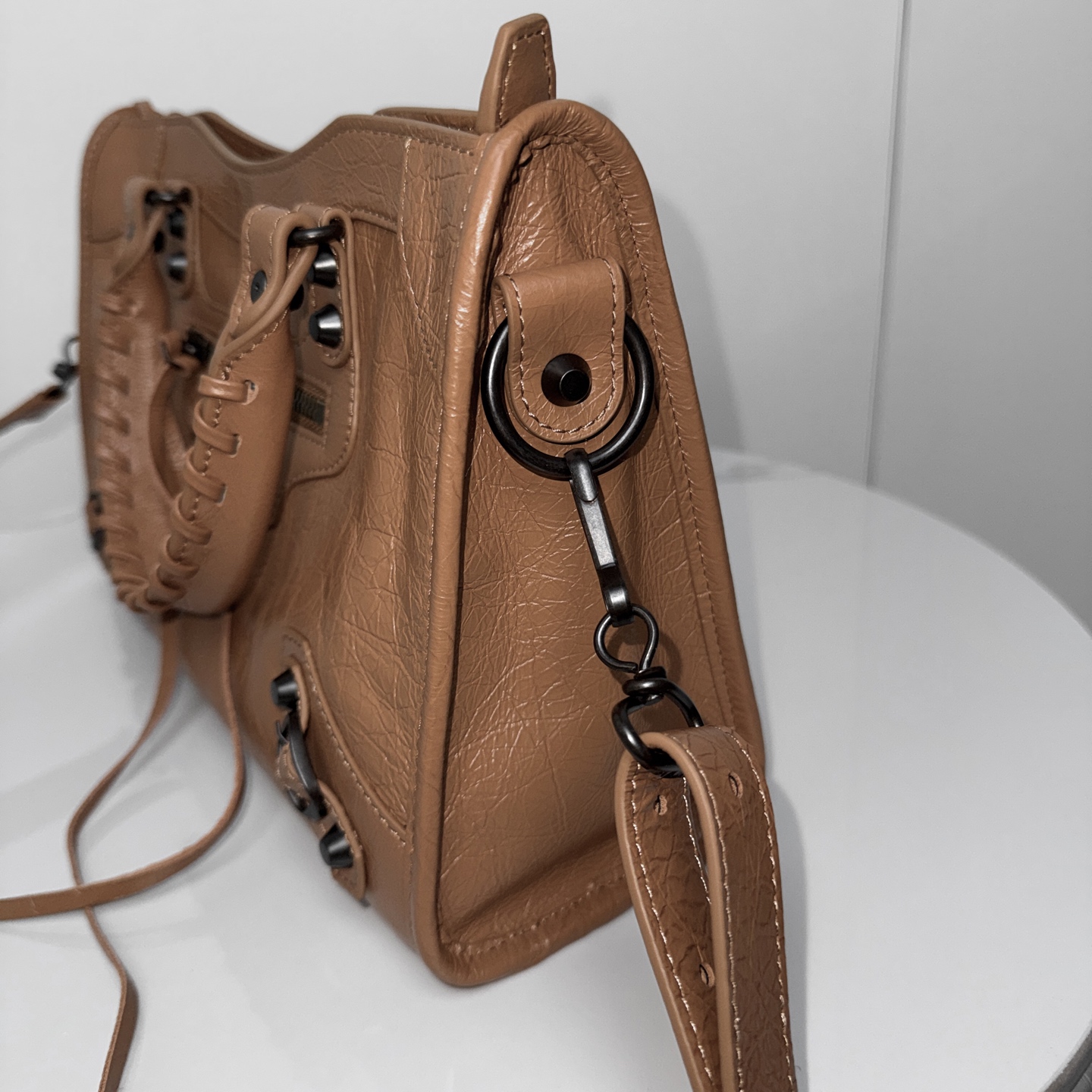 BALENCIAGA レザー シティバッグ 中号 驼色 ブラックブラススタッド