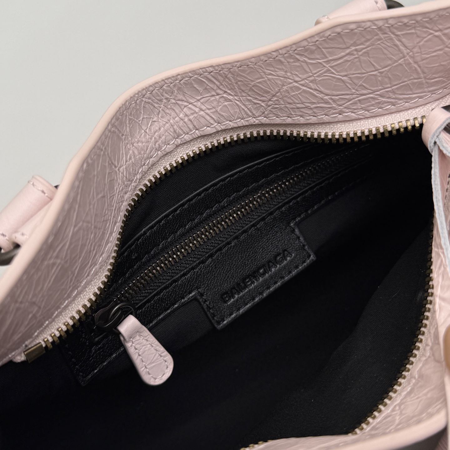 BALENCIAGA 小型機車包 - 花瓣粉 ブラック・ブラス金具