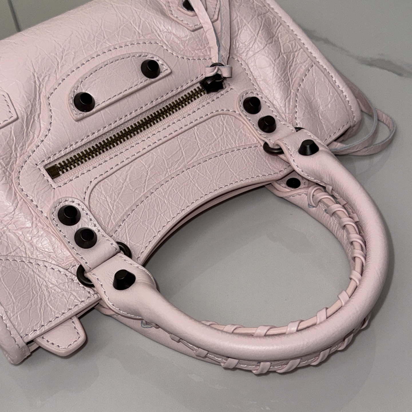 BALENCIAGA 小型機車包 - 花瓣粉 ブラック・ブラス金具