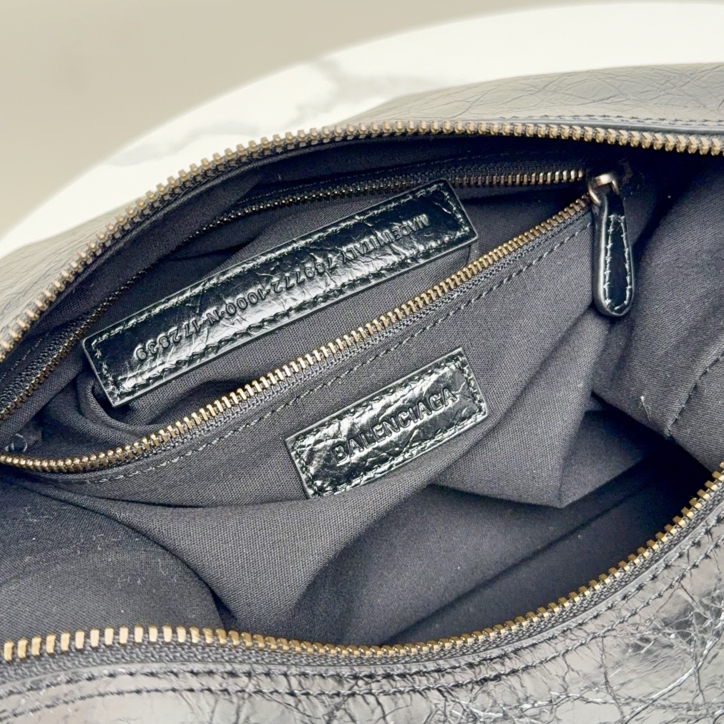 バレンシアガ Le city Hoboバッグ - クラシックなデザインと大容量