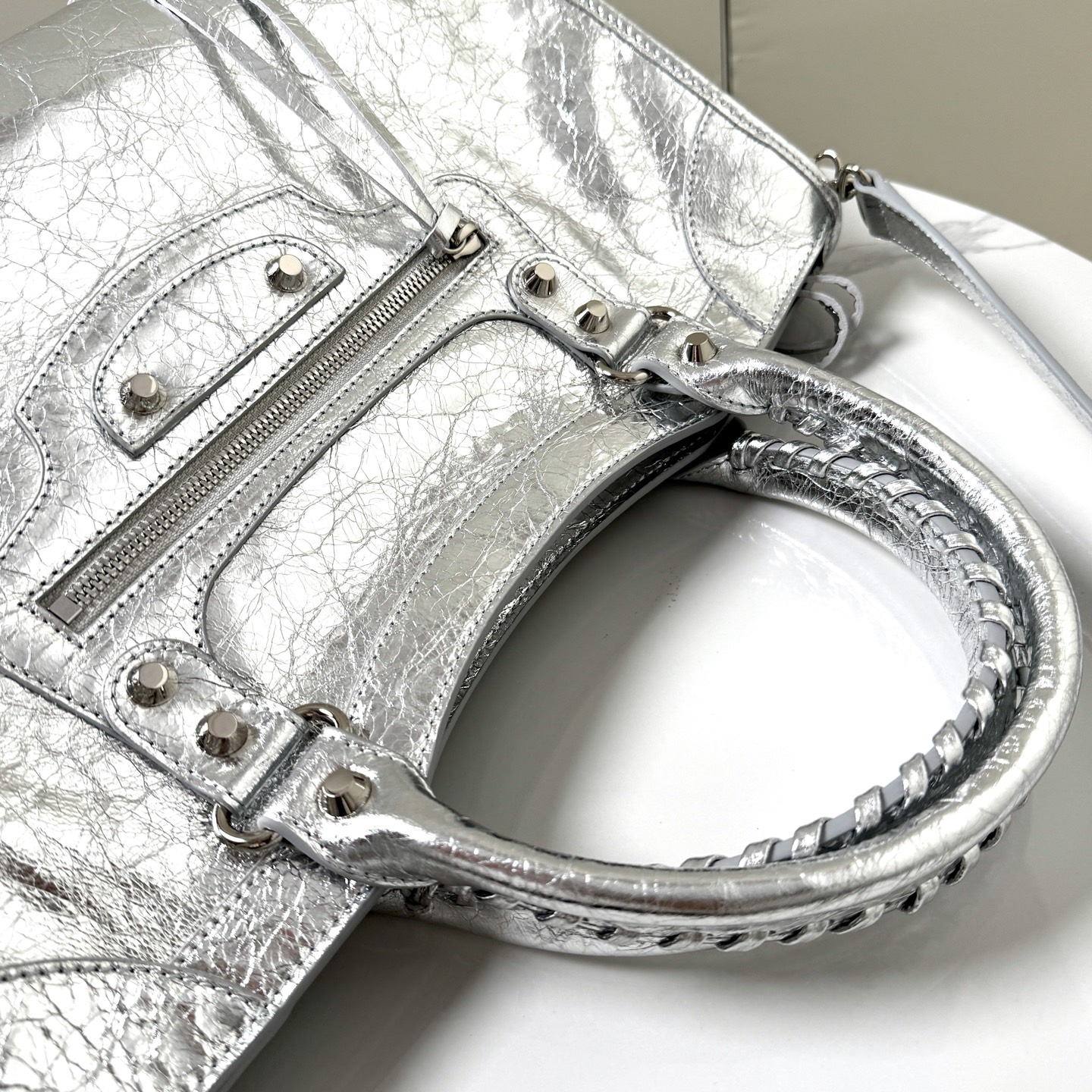 バレンシアガ シルバー機車バッグ - スタイリッシュな必須アイテム