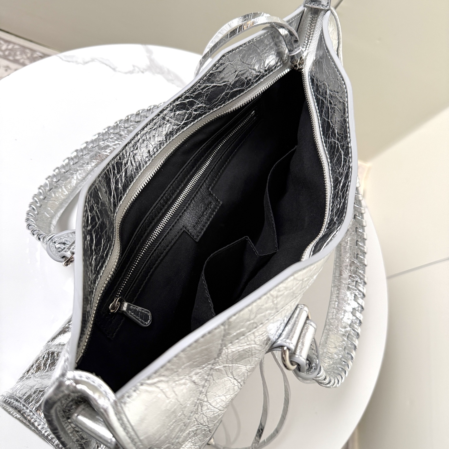 バレンシアガ シルバー機車バッグ - スタイリッシュな必須アイテム