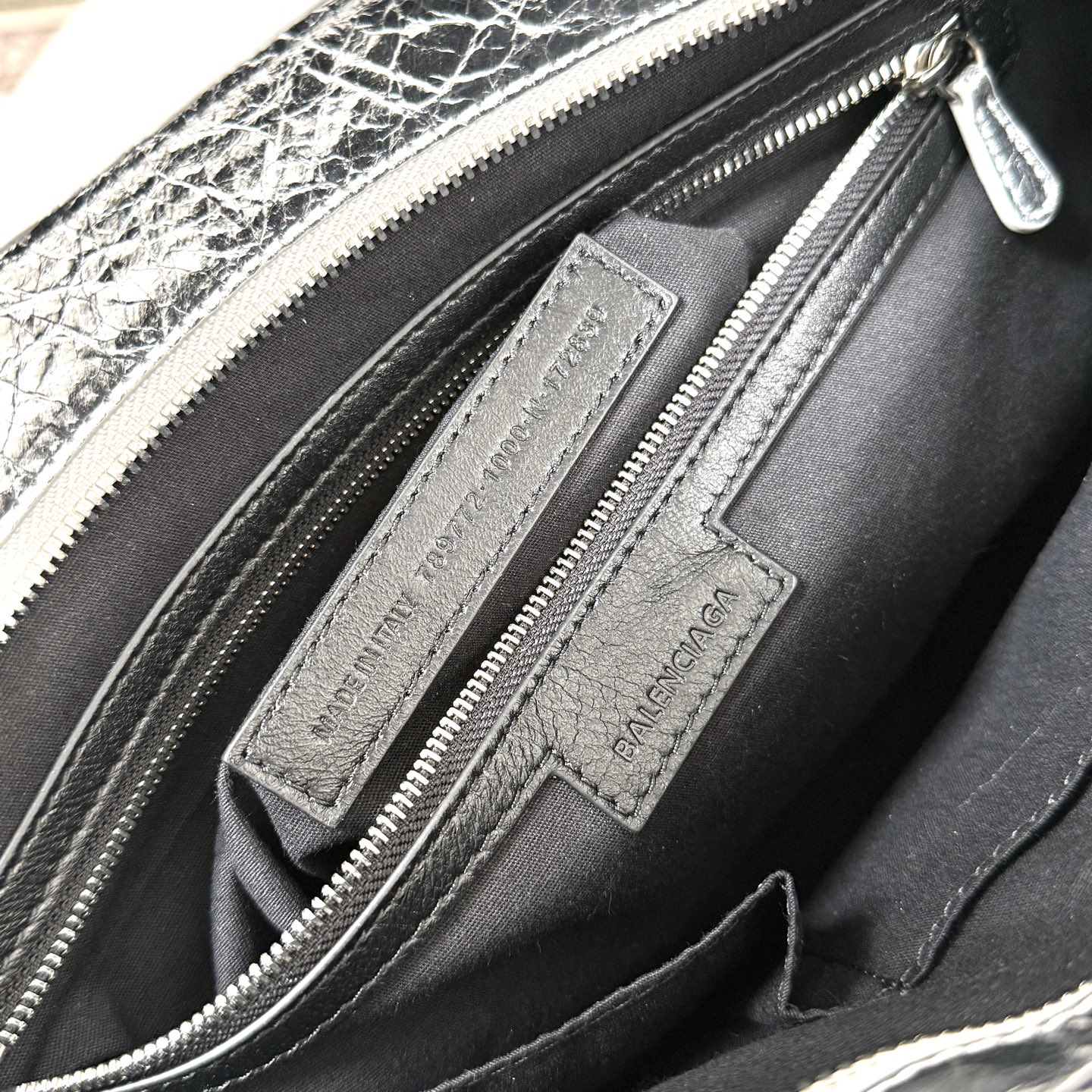 バレンシアガ シルバー機車バッグ - スタイリッシュな必須アイテム