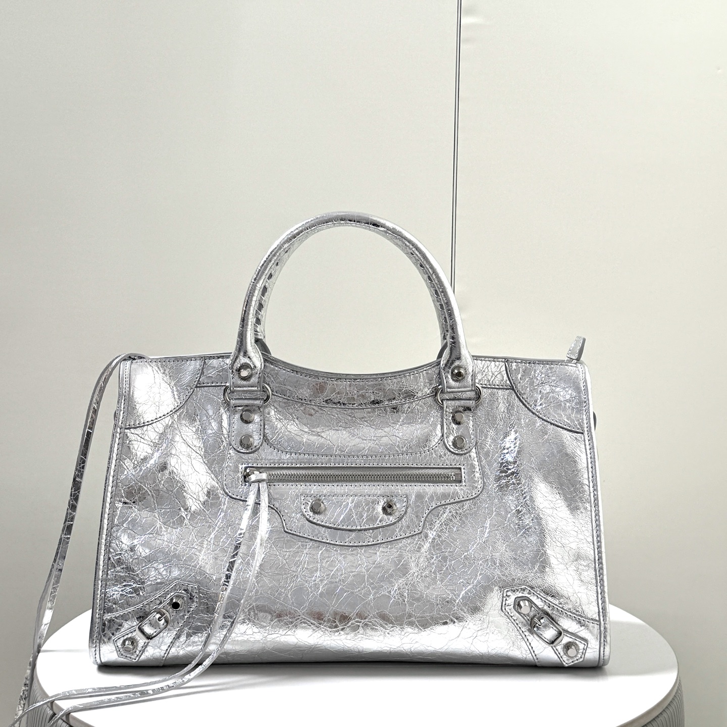 バレンシアガ シルバー機車バッグ - スタイリッシュな必須アイテム