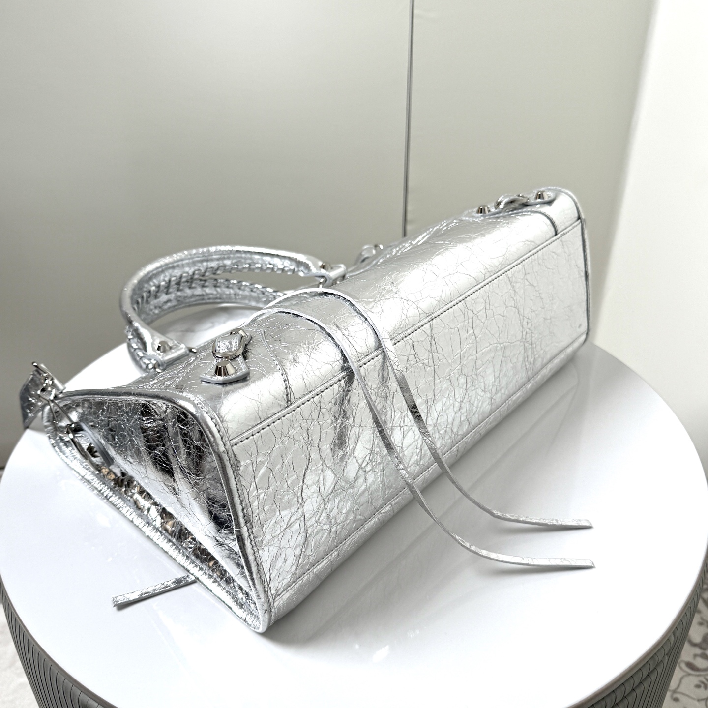 バレンシアガ シルバー機車バッグ - スタイリッシュな必須アイテム