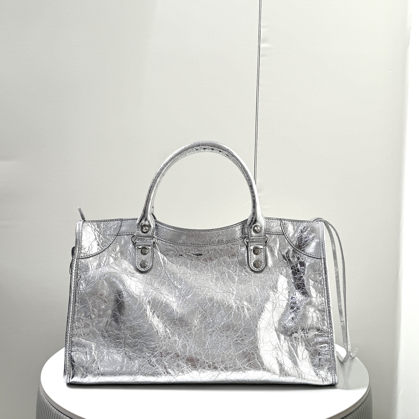 バレンシアガ シルバー機車バッグ - スタイリッシュな必須アイテム