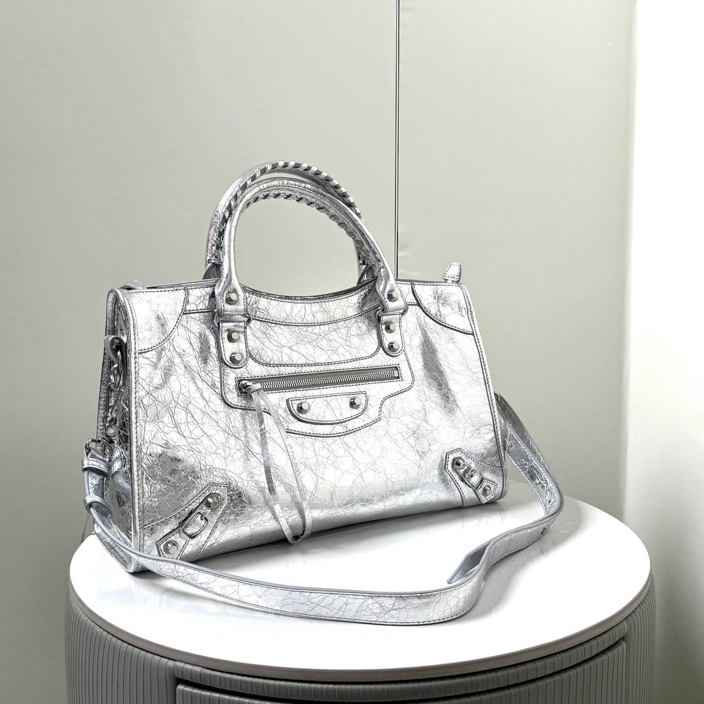 バレンシアガ シルバー機車バッグ - スタイリッシュな必須アイテム