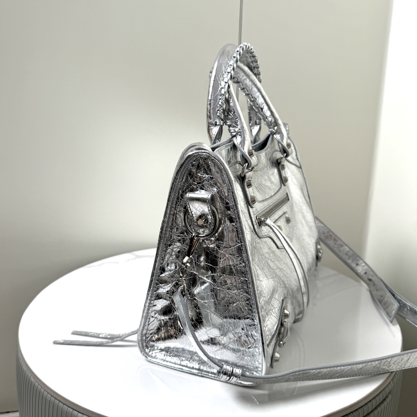 バレンシアガ シルバー機車バッグ - スタイリッシュな必須アイテム