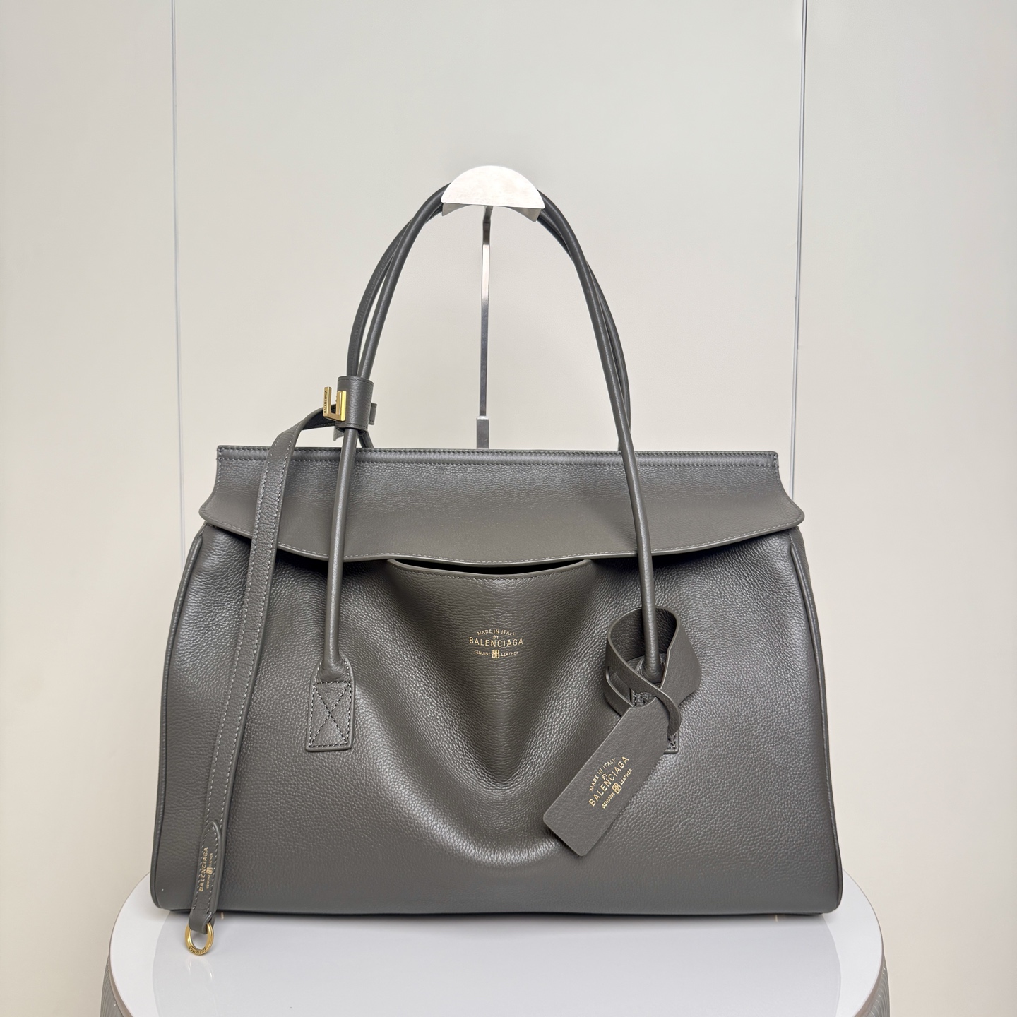 Balenciaga Style Leather Top Handle Bag style reference detail image 1 from source 776268