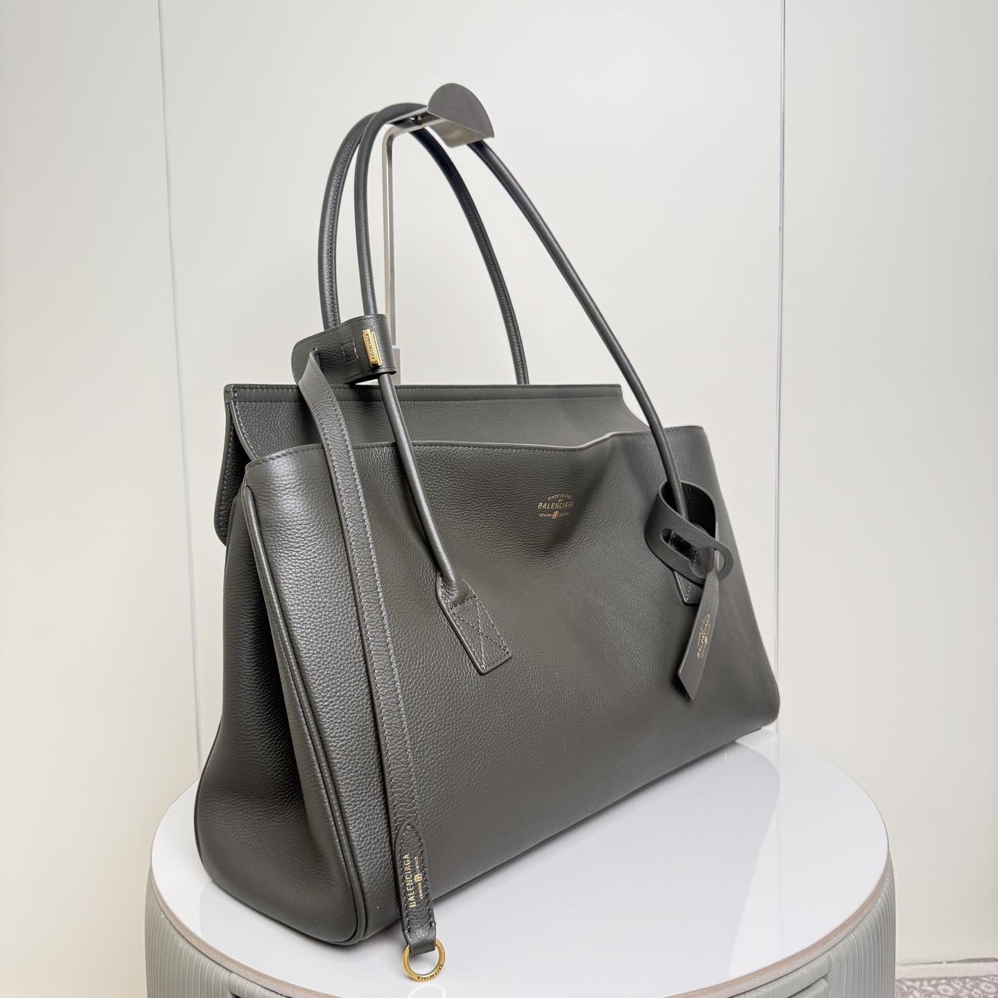 Balenciaga Style Leather Top Handle Bag style reference detail image 5 from source 776268
