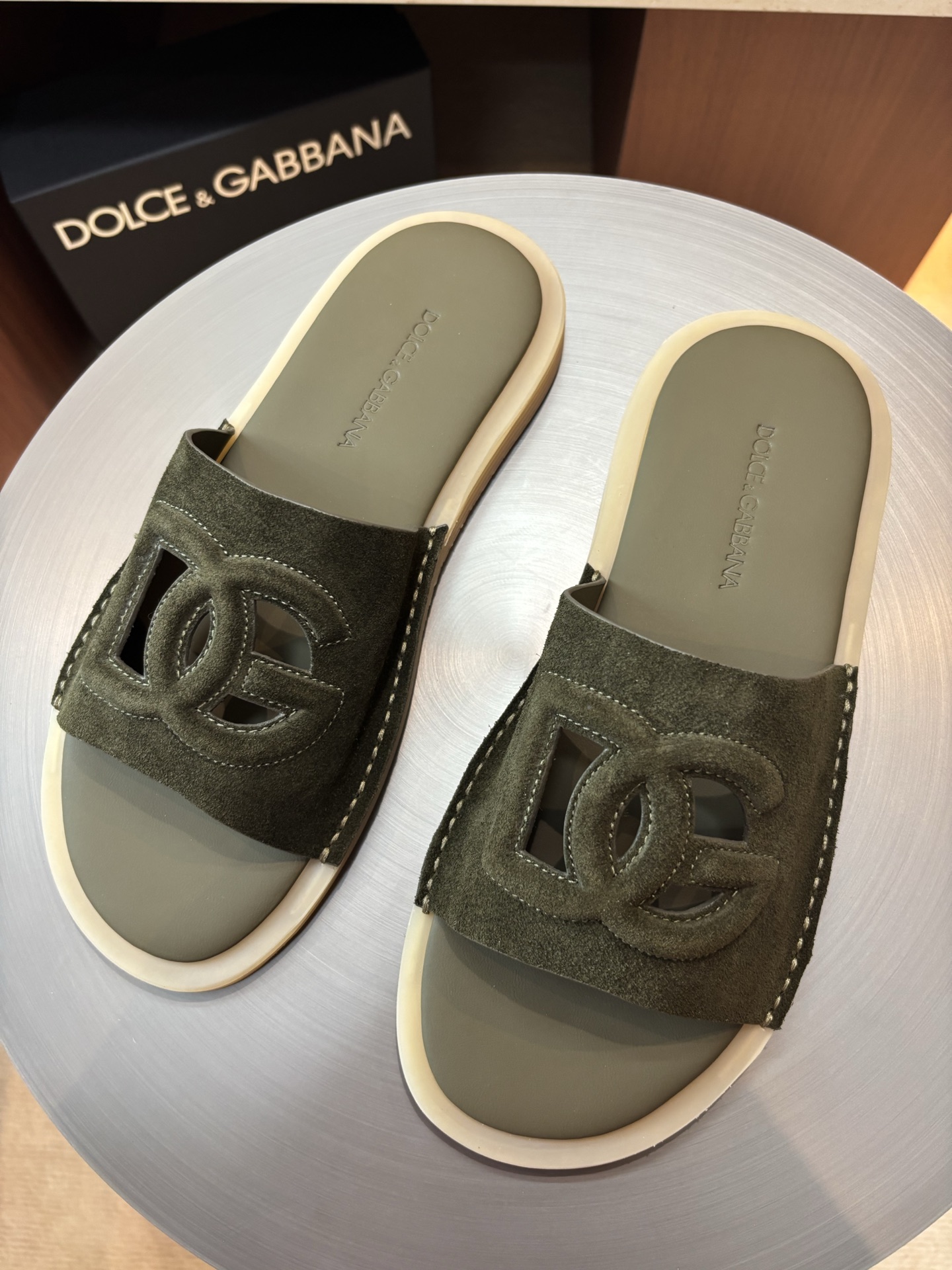 Dolce&Gabbana Men's Olive Leather Logo Slide Sandals | Summer Essential 2 i1746986489257 6757 0 0