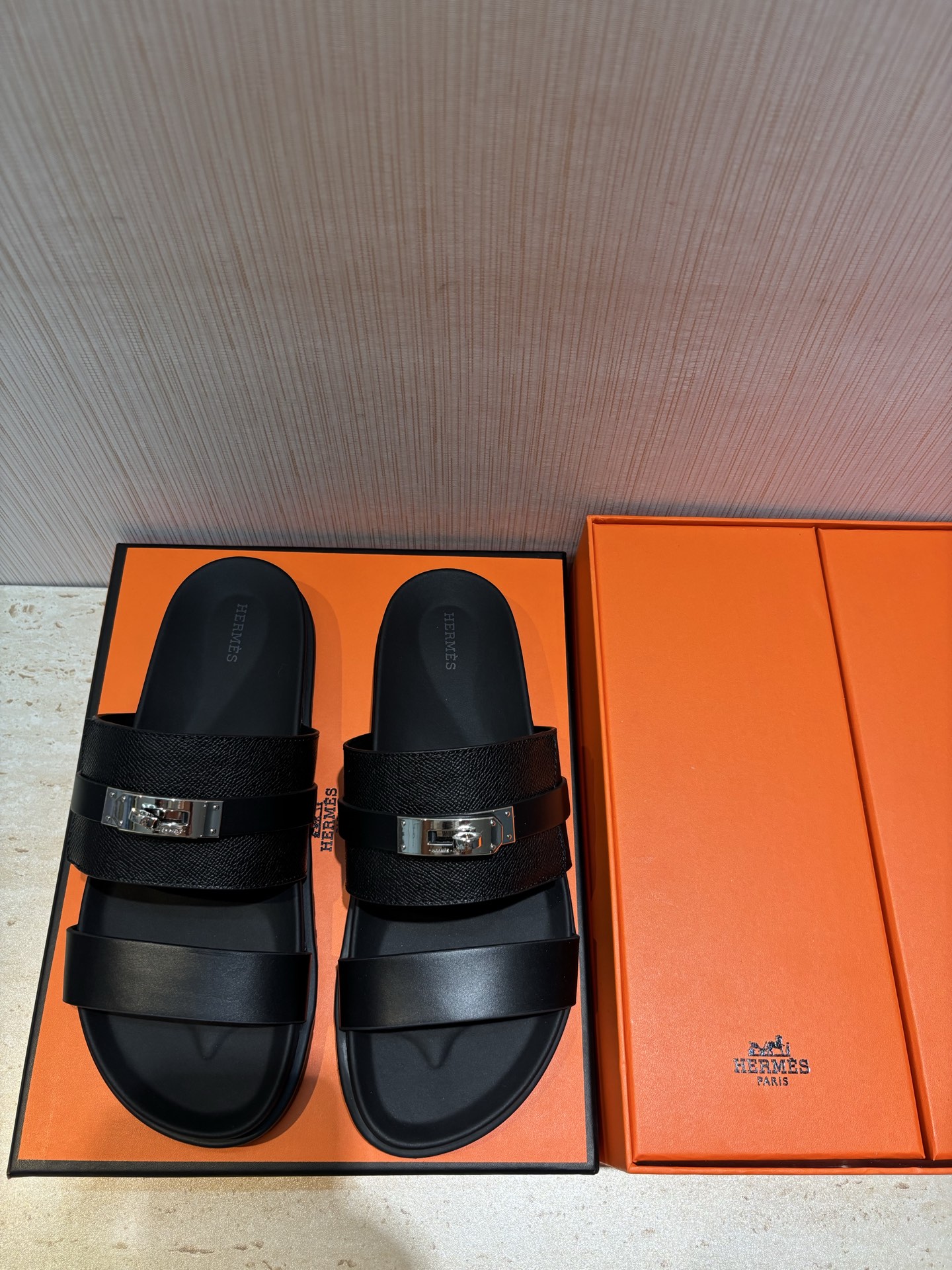 NO:345309,Hermes slippers H new men's slippers - top-level original one-to-one, exclusive private model outsole H metal buckle, classic style, can stand the test. Imported calf leather upper + cowhide + Size39-44 (38.45 46 customized),, hermes, hermes, slippers, cowhide19860909Hermes爱马仕拖鞋 H新品男拖鞋-顶级原版一比一、专属私模大底 H金属扣饰,款式经典传久,经得起考验. 进口小牛皮鞋面+牛皮内里+ Size39-44（38.45 46定做）,,hermes,hermes,slippers,cowhide,Men's shoes