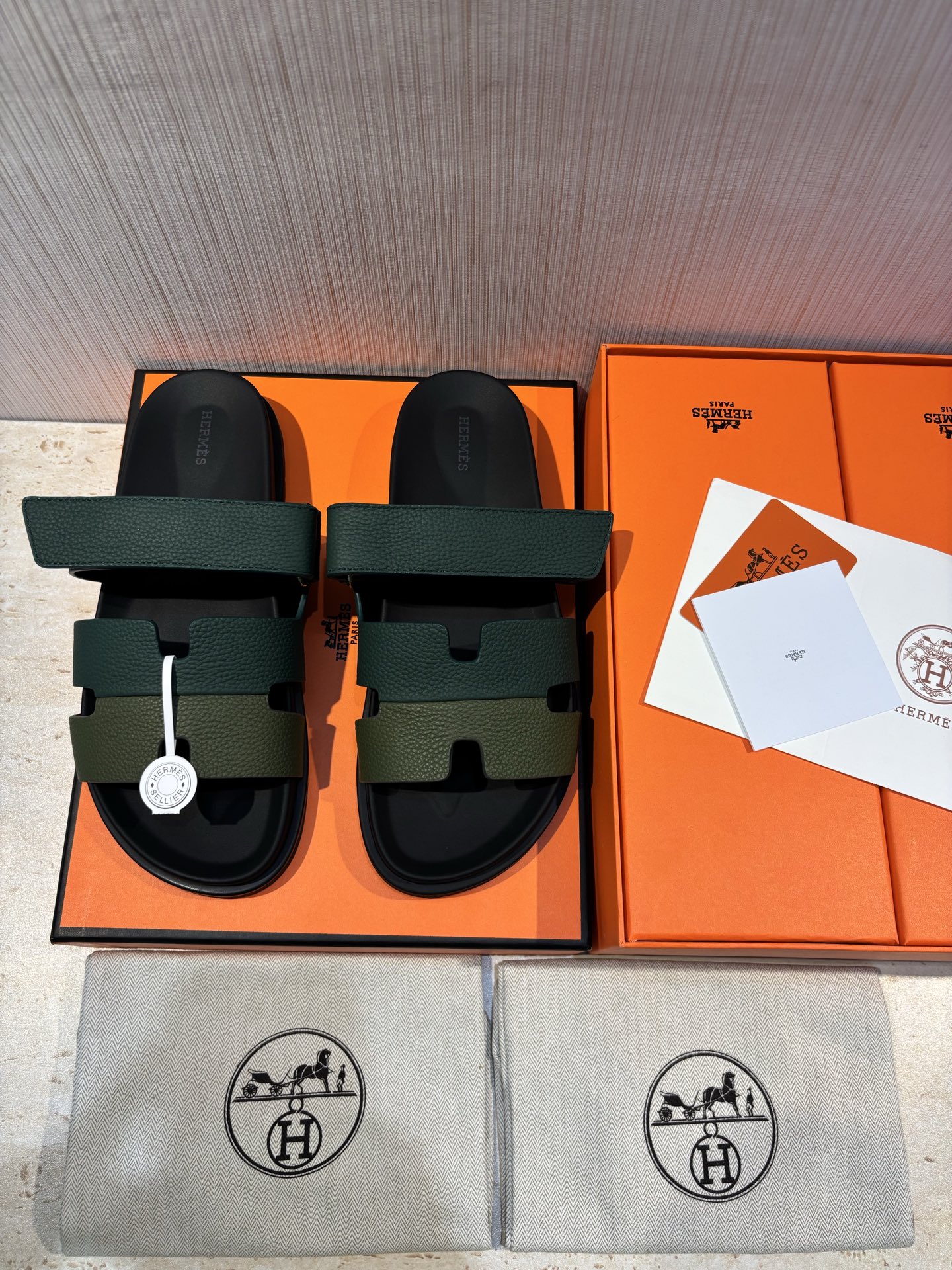 NO:351424,Hermes slippers H new men's slippers - top-level original one-to-one, exclusive private model outsole. The classic style has been passed down for a long time and can stand the test. Imported calf leather upper + cowhide inner + Size39-44 (38.45 46 customized),, hermes, hermes, slippers, cowhide19860909Hermes爱马仕拖鞋 H新品男拖鞋-顶级原版一比一、专属私模大底 款式经典传久,经得起考验. 进口小牛皮鞋面+牛皮内里+ Size39-44（38.45 46定做）,,hermes,hermes,slippers,cowhide,Men's shoes
