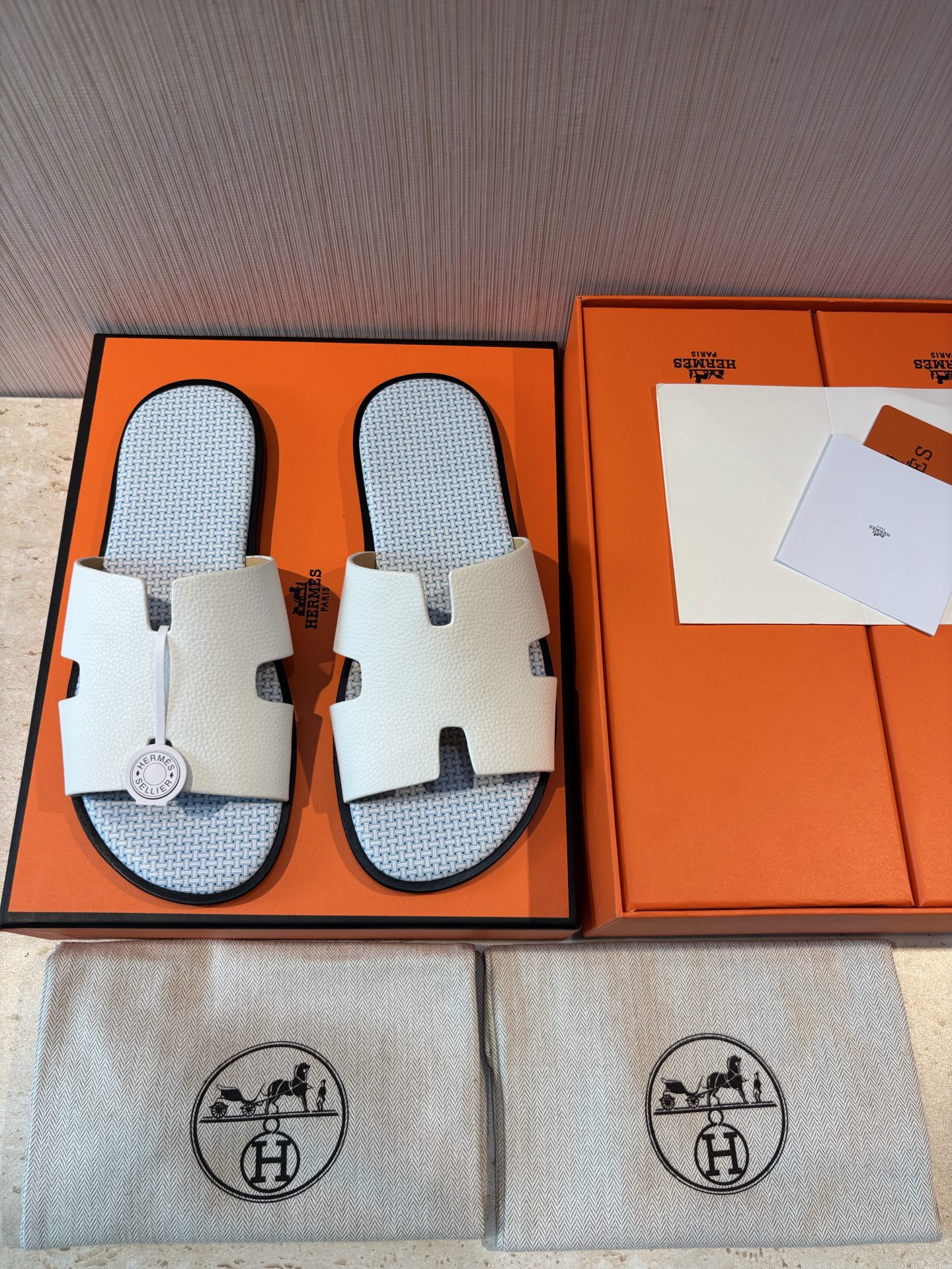 NO:354773,Hermes classic men's slippers - popular models are coming. Top leather outsole, must-have in summer, classic styles are passed down for a long time, can stand the test Latest 5D printing technology Imported calf leather upper + cowhide + Italian leather outsole Size39-44 (38.45 46 customized),, hermes, slippers, cowhide, Leather soles19860909Hermes经典男拖鞋-爆款来袭. 顶级真皮大底、夏季必备、 款式经典传久,经得起考验 最新5D打印技术 进口小牛皮鞋面+牛皮内里+意大利真皮大底 Size39-44（38.45 46定做）,,hermes,slippers,cowhide,Leather soles,Men's shoes