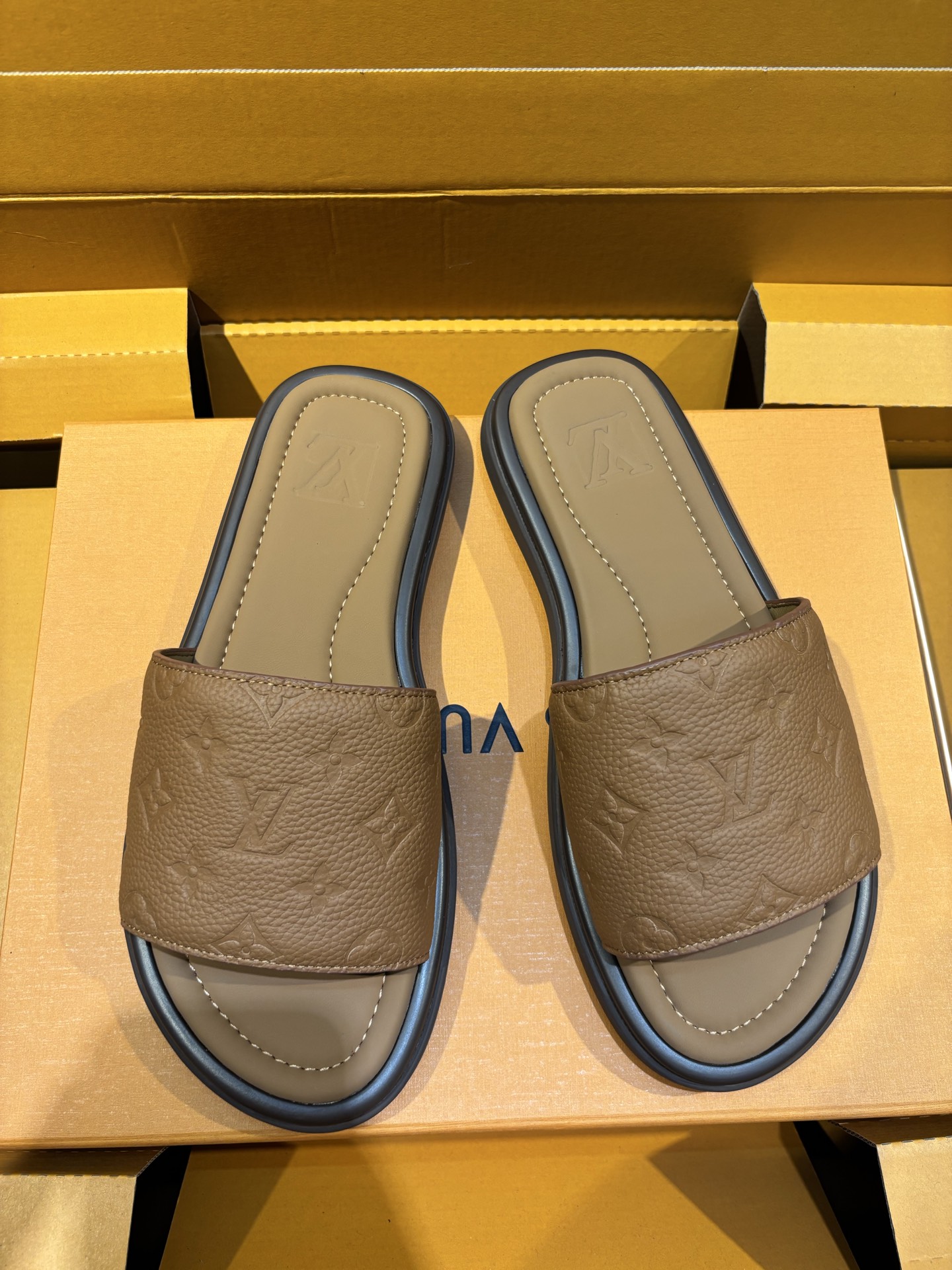 Louis Vuitton Oasis Sandales en Cuir Monogram pour Hommes - Confort et Style