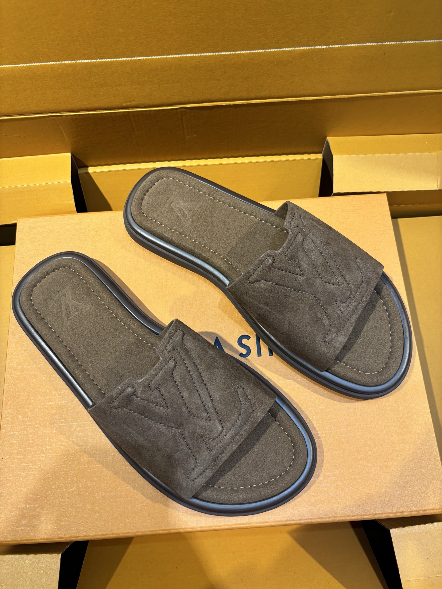 Louis Vuitton Oasis Monogram Leather Sandals | Summer Comfort & Style 3 i1750076305424 5049 0 1