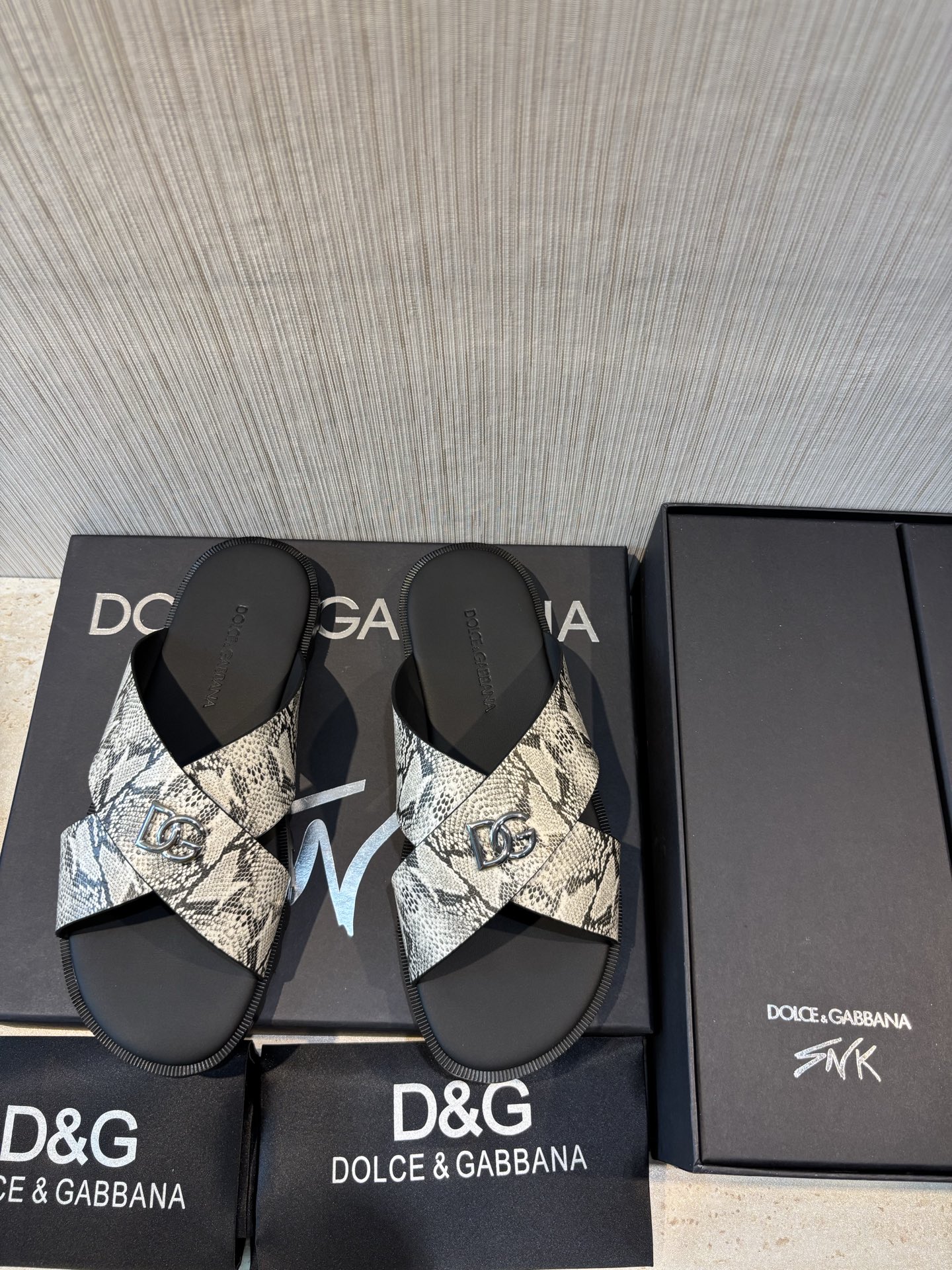 NO:347730,D&G calfskin logo men's slippers As a symbol of exquisite craftsmanship and exquisite details, the new slippers are embellished with electroplated DG logo, and high-frequency craftsmanship creates a three-dimensional silhouette. Imported cowhide upper + cowhide inner + Italian genuine leather outsole Size: 39-44 (customized by 38.45) 330, Dolce&Gabbana, slippers, cowhide, Leather soles19860909D&G小牛皮徽标男士拖鞋 作为精湛工艺和精美细节的象征,全新拖鞋点缀电镀DG徽标,高频工艺成就立体廓形. 进口牛皮鞋面+牛皮内里+意大利真皮大底 Size:39-44（38.45定做） 330,,Dolce&Gabbana,slippers,cowhide,Leather soles,Men's shoes