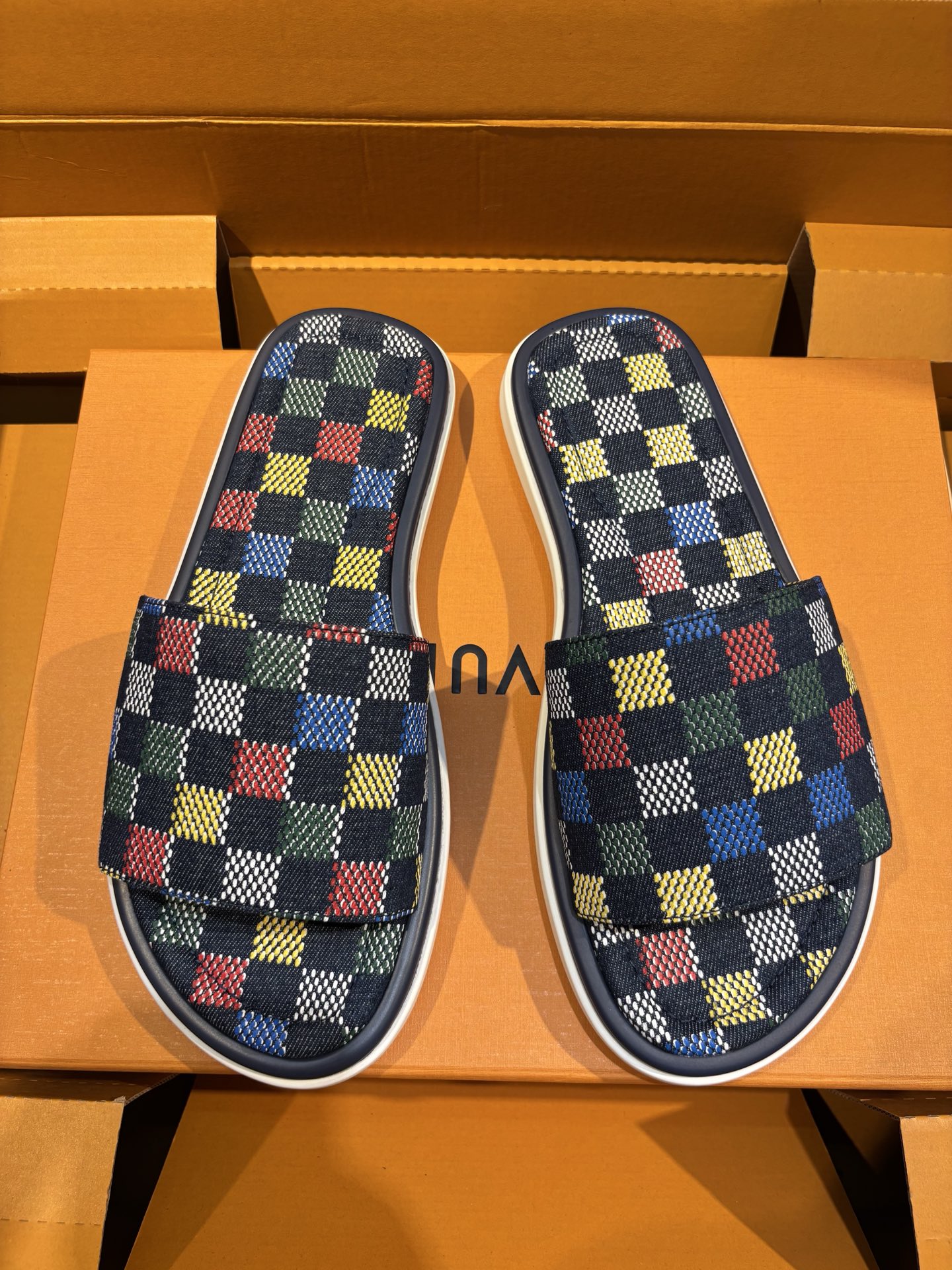 NO:353359,This LV Oasis sandals, super large craftsmanship, three-dimensional log, material, Monogram calfskin 5D printing technology, lv iconic printing, fashionable and simple, paired with a soft original sole, ultra-soft PU outsole combination, creates a comfortable summer experience, color combination, super high-end feeling, super comfortable feeling, super comfortable with foot, super leather edge, super thick memory foam, strong wrapping, more comfortable Size: 39-44 (38.45.46 customized),,louis vuitton,cowhide19860909本款 LV Oasis 凉拖 超大工艺立体log 取材 Monogram小牛皮5D打印工艺,lv标志性印花,时尚简约,搭配轻柔原版鞋底超软PU大底组合成就夏日惬意体验、拼色高级感超强上脚感超级舒适 超强真皮围边 超厚记忆棉包裹性强、更舒服 Size:39-44(38.45.46定制）,,louis vuitton,cowhide,Men's shoes