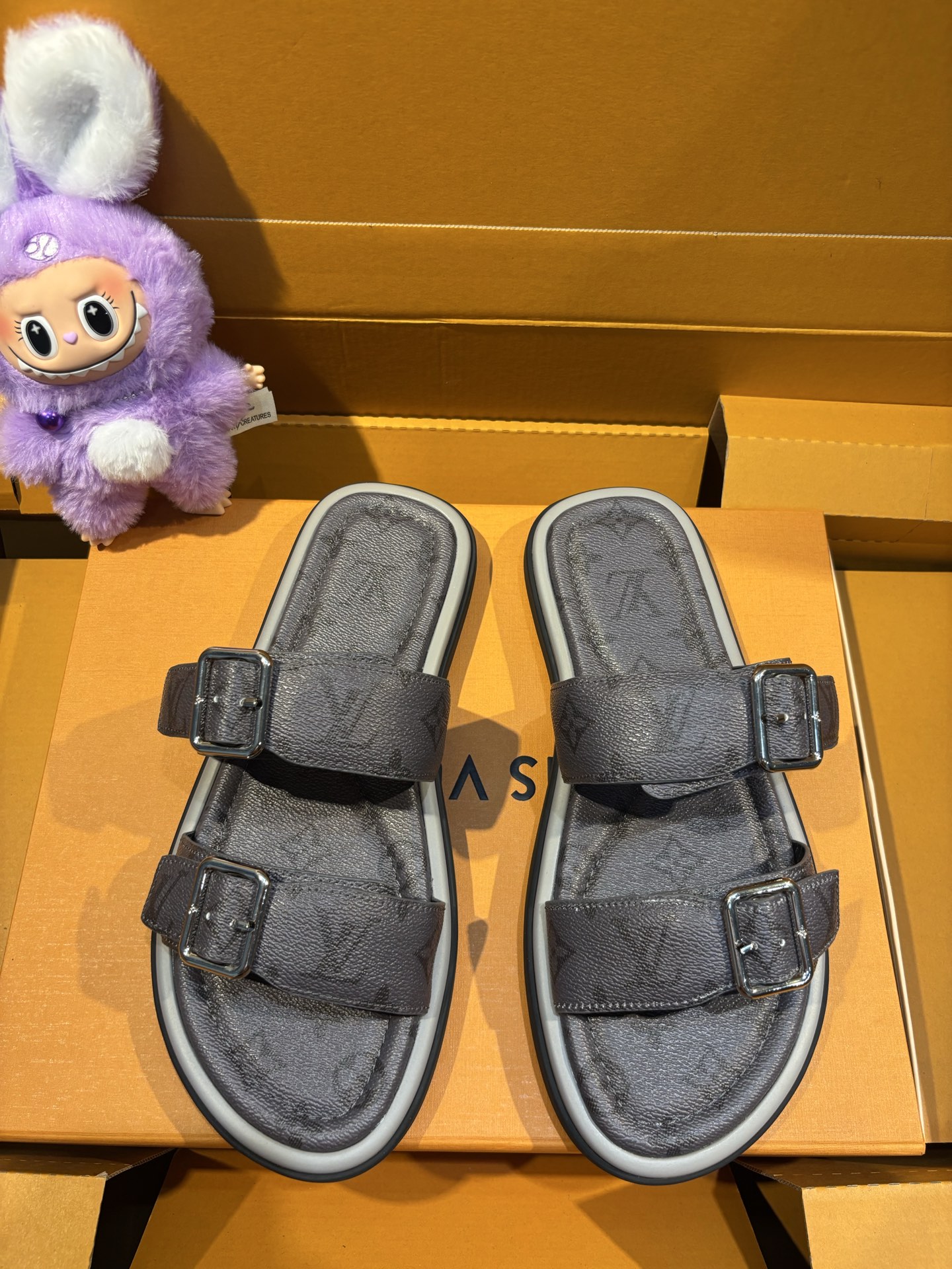 NO:353414,This LV Oasis sandals, super large craft three-dimensional log creative double buckle design, material, Monogram calfskin 5D printing technology, lv iconic printing, fashionable and simple, paired with a soft original sole, ultra-soft PU outsole combination to create a comfortable summer experience, color combination, super high-end feeling, super comfortable feeling, super comfortable with foot, super leather edge, super thick memory foam, strong wrapping, more comfortable Size: 39-44 (38.45.46 customization),,louis vuitton,cowhide19860909本款 LV Oasis 凉拖 超大工艺立体log创意双扣设计 取材 Monogram小牛皮5D打印工艺,lv标志性印花,时尚简约,搭配轻柔原版鞋底超软PU大底组合成就夏日惬意体验、拼色高级感超强上脚感超级舒适 超强真皮围边 超厚记忆棉包裹性强、更舒服 Size:39-44(38.45.46定制）,,louis vuitton,cowhide,Men's shoes