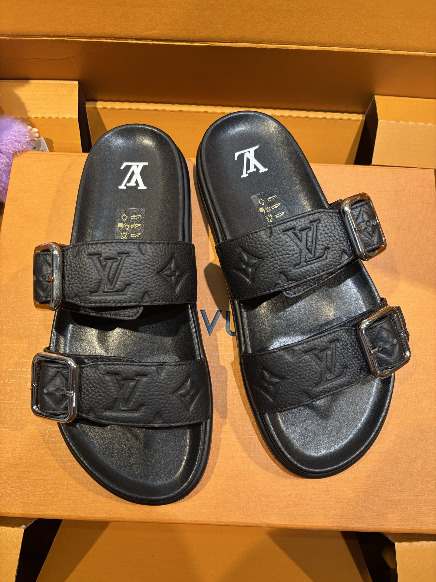 NO:358362,LV counter model OASIS sandals are stamped with suede cowhide leather Monogram pattern with tough insole and miniature outsole to create a comfortable wearing experience. The rough silhouette releases a casual atmosphere, the upper tracing The clever intertwined Louis logo outsole adds a brand style Suede cowhide leather embossed Monogram pattern Vader elements Tough insole Miniature outsole presents Vader logo Made in Italy Inner: breathable cowhide inner Size: 39-44 (customized by 38.45.46),,louis vuitton,louis vuitton,cowhide19860909LV 专柜款 OASIS 凉拖为绒面牛皮革压印 Monogram 图案以韧性鞋垫与微型外底成就舒适穿着体验 粗犷廓形释放休闲气息,鞋面描摹 L 字母的巧妙交织路易标识外底再添品牌格调 绒面牛皮革压印 Monogram 图案 威登元素 韧性鞋垫 微型外底呈现威登标识 意大利制造 内里:透气牛皮内里 Size:39-44（38.45.46定制）,,louis vuitton,louis vuitton,cowhide,Men's shoes