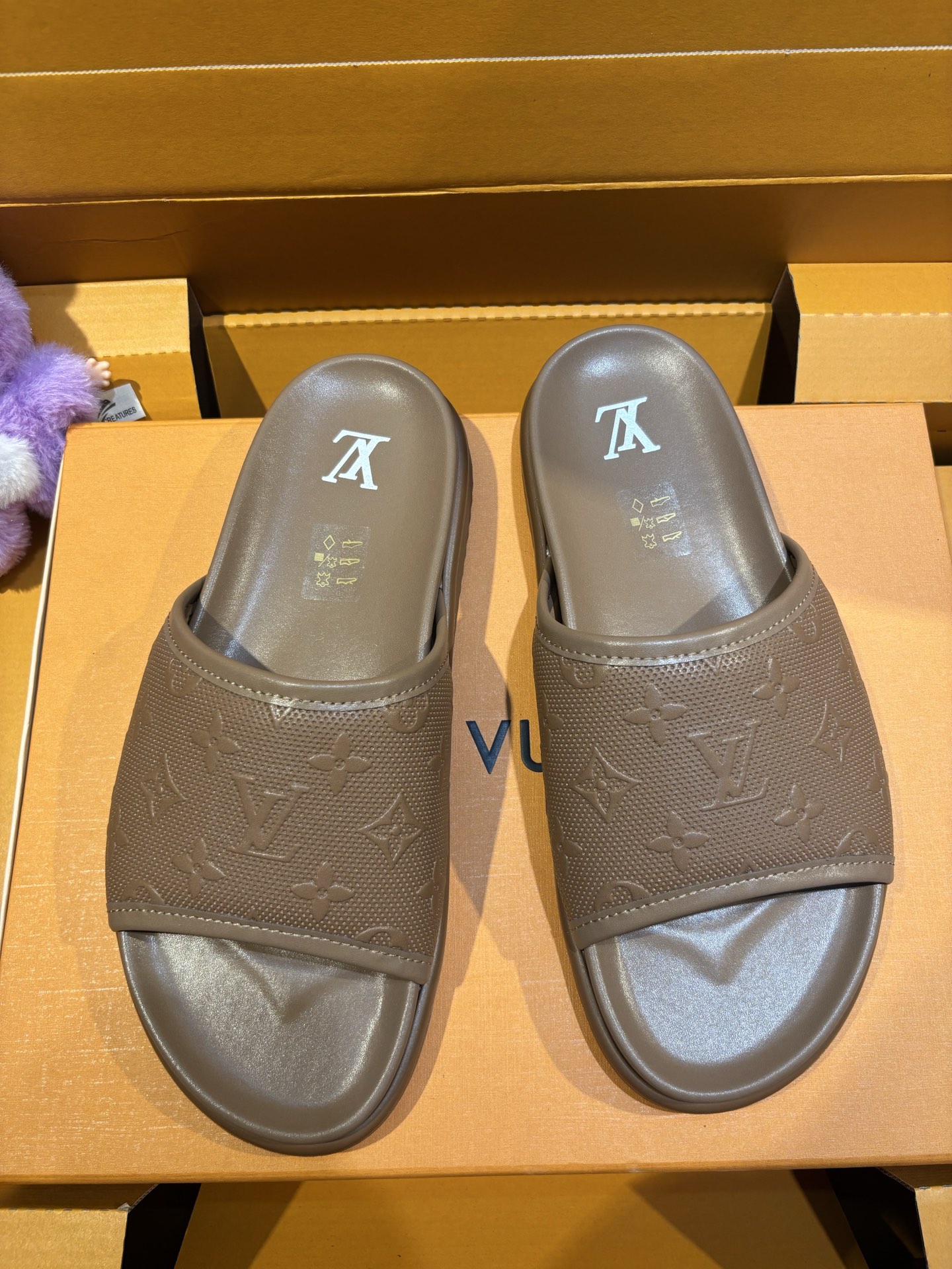 NO:358403,LV counter model OASIS sandals are stamped with suede cowhide leather Monogram pattern with tough insole and miniature outsole to create a comfortable wearing experience. The rough silhouette releases a casual atmosphere, the upper tracing The clever intertwined Louis logo outsole adds a brand style Suede cowhide leather embossed Monogram pattern Vader elements Tough insole Miniature outsole presents Vader logo Made in Italy Inner: breathable cowhide inner Size: 39-44 (customized by 38.45.46),,louis vuitton,louis vuitton,cowhide19860909LV 专柜款 OASIS 凉拖为绒面牛皮革压印 Monogram 图案以韧性鞋垫与微型外底成就舒适穿着体验 粗犷廓形释放休闲气息,鞋面描摹 L 字母的巧妙交织路易标识外底再添品牌格调 绒面牛皮革压印 Monogram 图案 威登元素 韧性鞋垫 微型外底呈现威登标识 意大利制造 内里:透气牛皮内里 Size:39-44（38.45.46定制）,,louis vuitton,louis vuitton,cowhide,Men's shoes