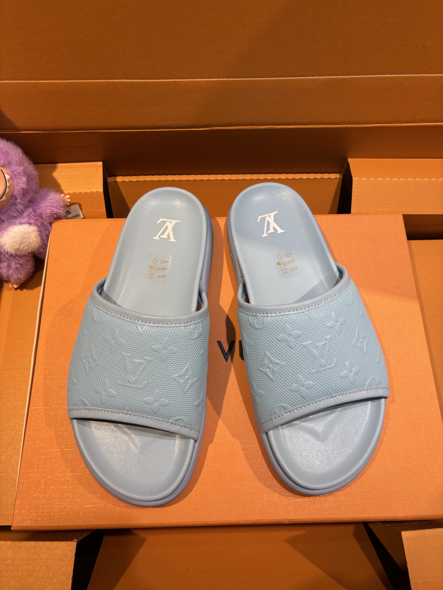 NO:358411,LV counter model OASIS sandals are stamped with suede cowhide leather. Monogram pattern uses tough insoles and miniature outsoles to create a comfortable wearing experience. The rough silhouette releases a casual atmosphere. The upper tracing. The clever intertwined Louis logo outsoles adds a brand style. Suede cowhide leather embossed Monogram pattern Vader elements Tough insoles Miniature outsoles Made in Italy Living: breathable cowhide inner Size: 39-44 (customized in 38.45.46) (see the full picture of the blue color difference),,louis vuitton,louis vuitton,cowhide19860909LV 专柜款 OASIS 凉拖为绒面牛皮革压印 Monogram 图案以韧性鞋垫与微型外底成就舒适穿着体验 粗犷廓形释放休闲气息,鞋面描摹 L 字母的巧妙交织路易标识外底再添品牌格调 绒面牛皮革压印 Monogram 图案 威登元素 韧性鞋垫 微型外底呈现威登标识 意大利制造 内里:透气牛皮内里 Size:39-44（38.45.46定制）（蓝色图色差看全图）,,louis vuitton,louis vuitton,cowhide,Men's shoes