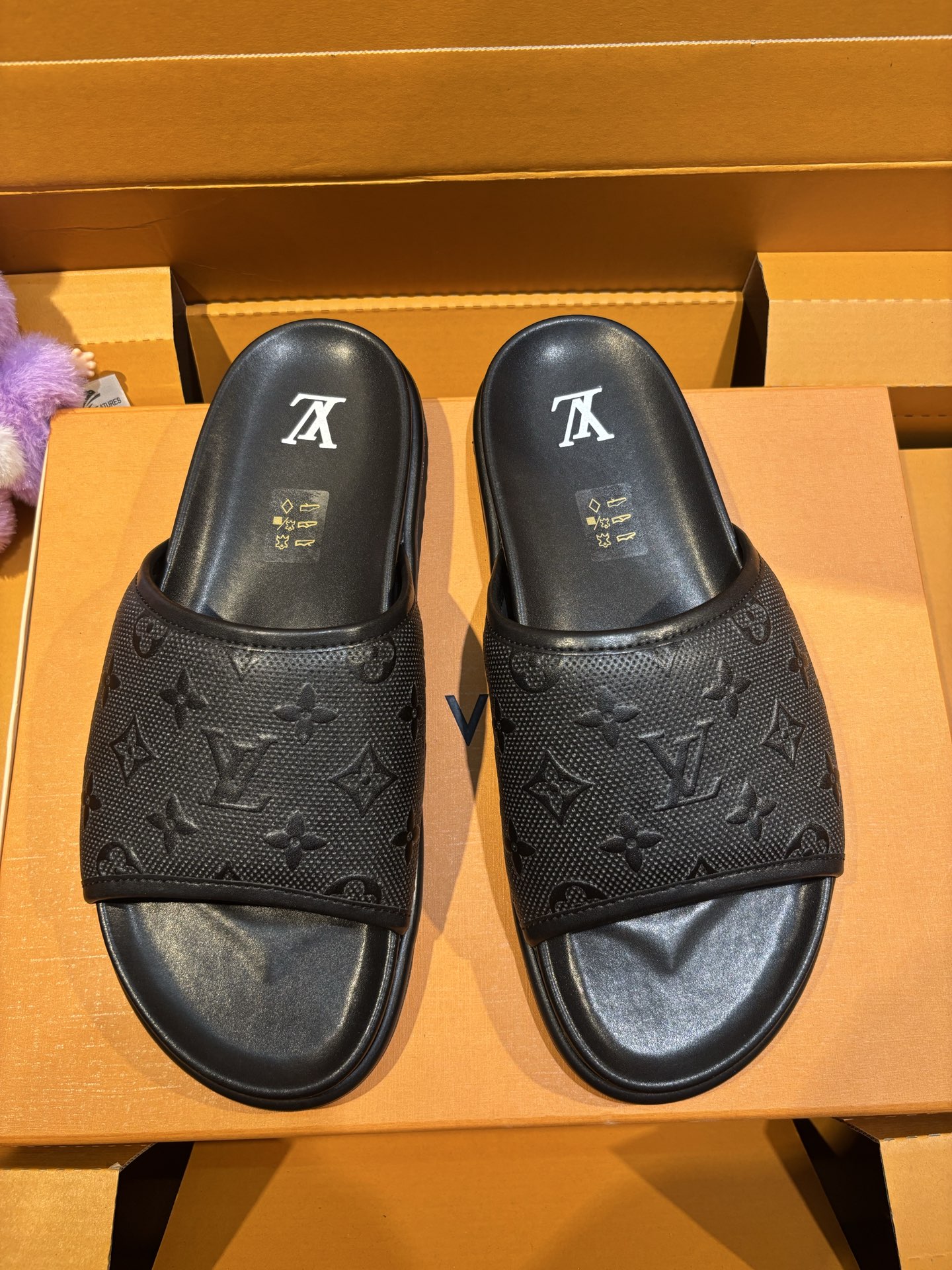 NO:358422,LV counter model OASIS sandals are stamped with suede cowhide leather Monogram pattern with tough insole and miniature outsole to create a comfortable wearing experience. The rough silhouette releases a casual atmosphere, the upper tracing The clever intertwined Louis logo outsole adds a brand style Suede cowhide leather embossed Monogram pattern Vader elements Tough insole Miniature outsole presents Vader logo Made in Italy Inner: breathable cowhide inner Size: 39-44 (customized by 38.45.46),,louis vuitton,louis vuitton,cowhide19860909LV 专柜款 OASIS 凉拖为绒面牛皮革压印 Monogram 图案以韧性鞋垫与微型外底成就舒适穿着体验 粗犷廓形释放休闲气息,鞋面描摹 L 字母的巧妙交织路易标识外底再添品牌格调 绒面牛皮革压印 Monogram 图案 威登元素 韧性鞋垫 微型外底呈现威登标识 意大利制造 内里:透气牛皮内里 Size:39-44（38.45.46定制）,,louis vuitton,louis vuitton,cowhide,Men's shoes