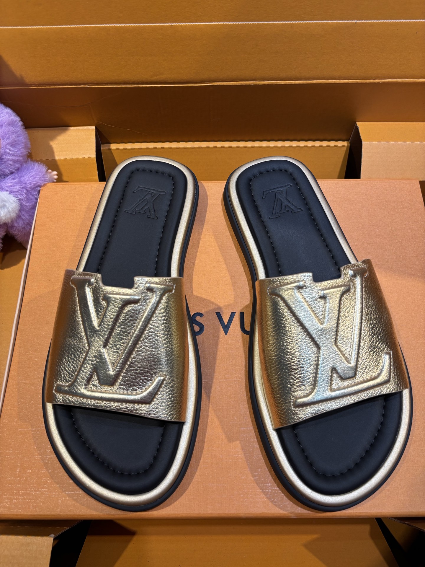 NO:358267,Louv Waterfront Sandals are rejuvenated and come back with the iconic monogram pattern of canvas on the upper. Made of waterproof rubber, paired with a comfortable and tough outsole, light and flexible outsole imprint logo Size: 39-44 (customized by 38.45),19860909Louv家Waterfront凉拖焕新回归 鞋面帆布标志性的monogram图案.由防水橡胶制成,搭配舒适韧性大底,轻盈灵活的外底压印标识 Size:39-44(38.45定做）,,Men's shoes