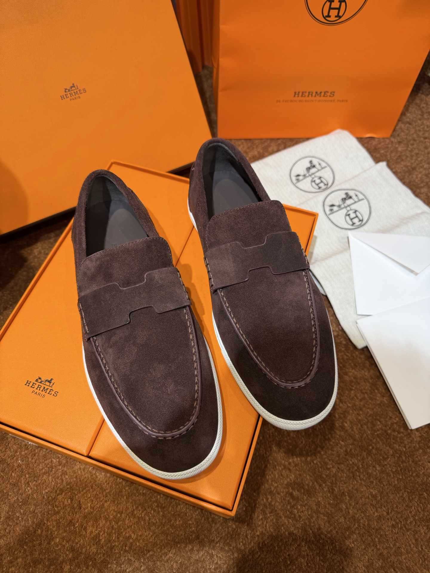 NO:574940,Hermes bouning men's flat shoes - cowhide midsole. Original purchase, 11 replicas. If you want the top quality, these are your exclusive suede goatskin and calfskin sneakers. The lightweight sole is decorated with contrasting patterns to create a versatile fashion style. White rubber sole, small H sole flower design, super non-slip, large H logo on the upper. Hurricane gray lambskin insole and lining. Double-layer cowhide foot pads for more comfort.  Size: 39-44 (customized at 38.45.46) Know the goods, come quickly, hermes, flats, sneakers, cowhide, sheepskin, chamois leather19860909Hermes bouning男士平底鞋-牛皮中底 原版购入,11复刻,想要顶级的这就是你的专属 麂皮山羊皮和小牛皮运动鞋. 轻盈鞋底装饰撞色图案,打造百搭时尚风格.白色橡胶鞋底 小H底花设计、超级防滑、鞋面大H标志 飓风灰羊羔皮内底和内衬 双层牛皮垫脚 更舒适 Size:39-44（38.45.46定做） 懂货 速来,,hermes,flats,sneakers,cowhide,sheepskin,chamois leather,Men's shoes