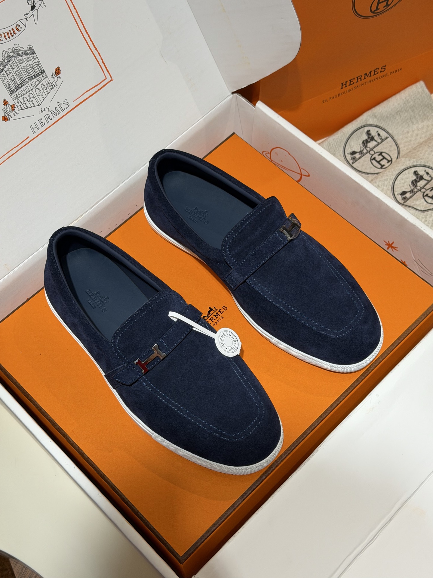 NO:589535,Hermes bouning men's flat shoes - cowhide midsole. Original purchase, 11 replicas. If you want the top quality, these are your exclusive suede goatskin and calfskin sneakers. The lightweight sole is decorated with contrasting patterns to create a versatile fashion style. White TPU sole, small H sole flower design, super non-slip, large H logo on the upper. Hurricane gray lambskin insole and lining. Double-layer cowhide foot pads for more comfort.  Size: 39-44 (customized at 38.45.46) Double-layered feet are more comfortable. Original hardware development. Unique hand-woven craftsmanship. Knowledgeable. Speedy, hermes, flats, sneakers, cowhide, sheepskin, chamois leather19860909Hermes bouning男士平底鞋-牛皮中底 原版购入,11复刻,想要顶级的这就是你的专属 麂皮山羊皮和小牛皮运动鞋. 轻盈鞋底装饰撞色图案,打造百搭时尚风格.白色TPU鞋底 小H底花设计、超级防滑、鞋面大H标志 飓风灰羊羔皮内底和内衬 双层牛皮垫脚 更舒适 Size:39-44（38.45.46定做） 双层垫脚更舒适 原版五金开发 独特手工编织工艺 懂货 速来,,hermes,flats,sneakers,cowhide,sheepskin,chamois leather,Men's shoes