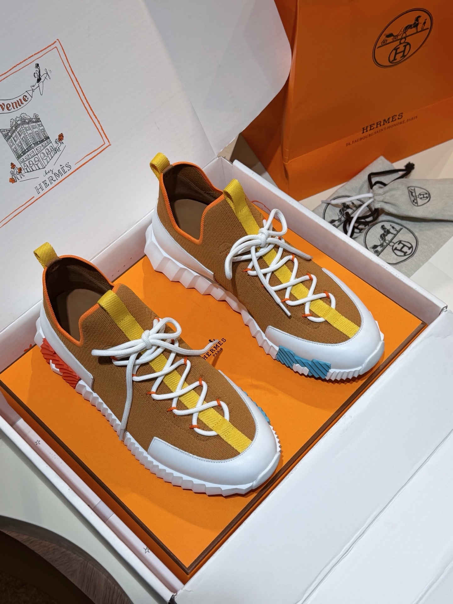 NO:604893,Hermes bouning casual fly-knit shoes for couples - cowhide midsole. Original purchase, 11 replicas. If you want top quality, these are your exclusive casual shoes with fly weave craftsmanship and calfskin craftsmanship. The lightweight soles are decorated with contrasting patterns to create a versatile fashion style. Includes a second pair of shoelaces. White original ultra-light foam sole. Black rubber inlay at the front and hurricane gray rubber inlay at the rear. Hurricane gray lambskin insole and lining.  The sole height is 5 cm, with an extra pair of shoelaces, and an official ZP outer packaging box. Comfortable on the foot. Highly breathable, easy and convenient. Super popular, fashionable, casual and versatile. Size: Male 39-44 (38.45.46 47 customized). Special attention: Female size 35 36 37 38 39 40 41 (special attention. Female sizes are all customized), hermes, cowhide19860909Hermes bouning情侣装休闲飞织鞋-牛皮中底 原版购入,11复刻,想要顶级的这就是你的专属 飞织工艺和小牛皮工艺休闲鞋鞋. 轻盈鞋底装饰撞色图案,打造百搭时尚风格.包含第二副鞋带. 白色原版超轻发泡鞋底 前端黑色橡胶嵌饰,后端飓风灰橡胶嵌饰 飓风灰羊羔皮内底和内衬 鞋底高度5厘米,配多一副鞋带,配官方ZP外包装盒 上脚舒服 透气性强、轻松便捷 超级流行时尚休闲百搭 Size:男39-44（38.45.46 47 定做） 特别注意 女 码 35 36 37 38 39 40 41（特别注意女码均为订做）,,hermes,cowhide,Men's shoes