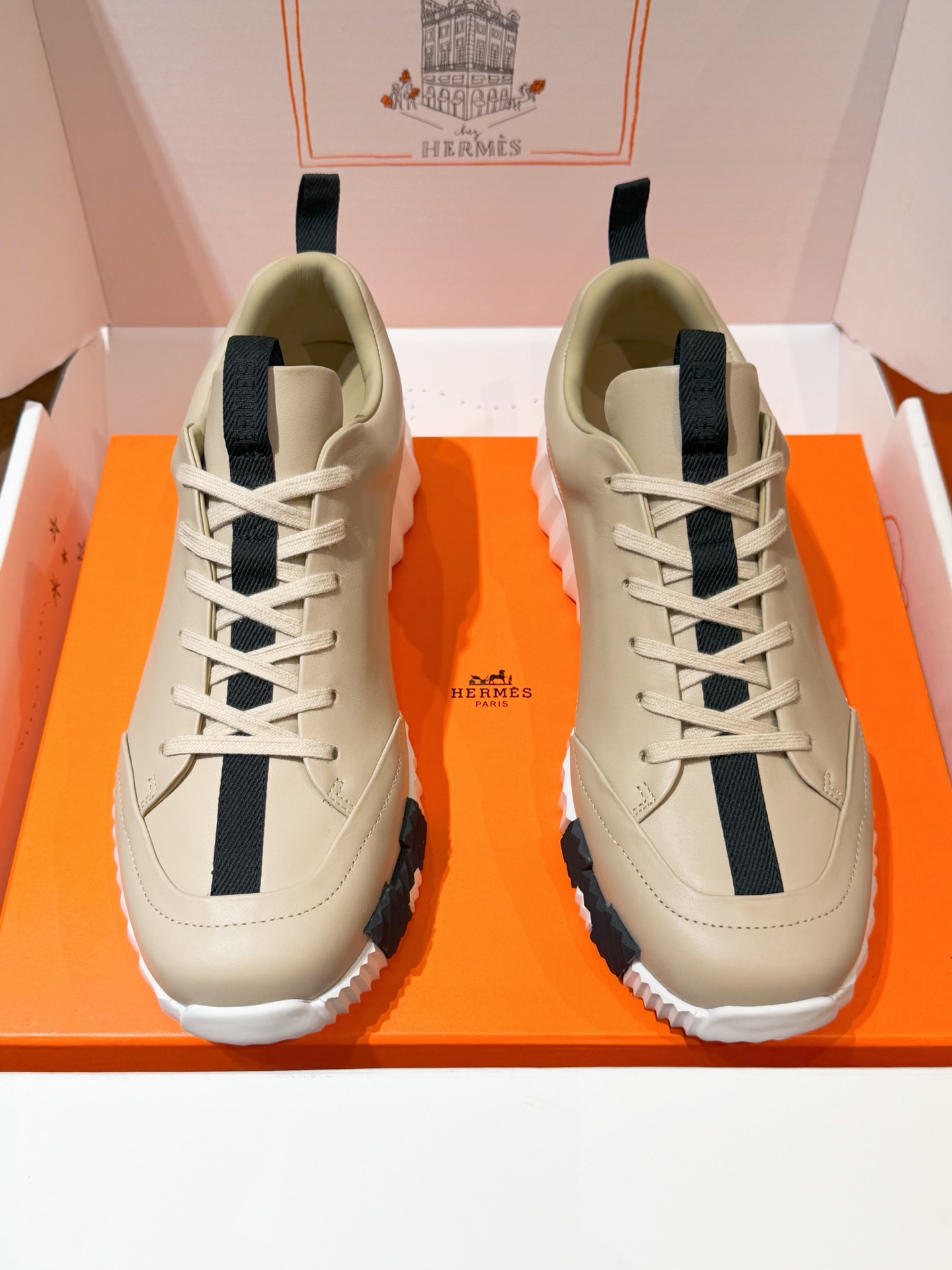 NO:604649,Hermes bouning men's sneakers - cowhide midsole. Original purchase, 11 replicas. If you want the top quality, these are your exclusive suede goatskin and calfskin sneakers. The lightweight sole is decorated with contrasting patterns to create a versatile fashion style. Includes a second pair of laces. White rubber sole. Black rubber inlay at the front and hurricane gray rubber inlay at the rear. Hurricane gray lambskin insole and lining. Sole height is 6 cm. Comes with an extra pair of laces. Comes with official ZP outer packaging box.  Size: 39-44 (customized at 38.45.46) 4, hermes, sneakers, cowhide, sheepskin, chamois leather19860909Hermes bouning男士运动鞋-牛皮中底 原版购入,11复刻,想要顶级的这就是你的专属 麂皮山羊皮和小牛皮运动鞋. 轻盈鞋底装饰撞色图案,打造百搭时尚风格.包含第二副鞋带. 白色橡胶鞋底 前端黑色橡胶嵌饰,后端飓风灰橡胶嵌饰 飓风灰羊羔皮内底和内衬 鞋底高度6厘米,配多一副鞋带,配官方ZP外包装盒 Size:39-44（38.45.46定做） 4,,hermes,sneakers,cowhide,sheepskin,chamois leather,Men's shoes