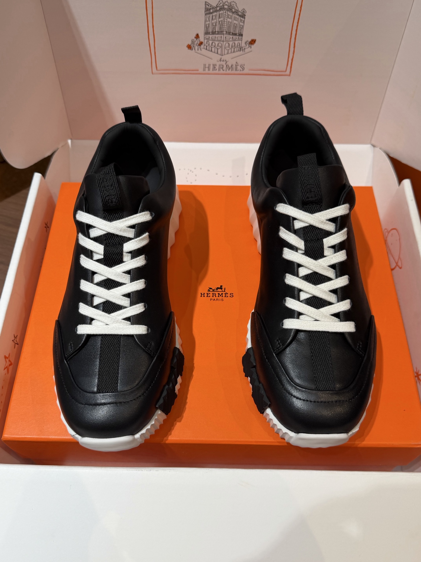 NO:604652,Hermes bouning men's sneakers - cowhide midsole. Original purchase, 11 replicas. If you want the top quality, these are your exclusive suede goatskin and calfskin sneakers. The lightweight sole is decorated with contrasting patterns to create a versatile fashion style. Includes a second pair of laces. White rubber sole. Black rubber inlay at the front and hurricane gray rubber inlay at the rear. Hurricane gray lambskin insole and lining. Sole height is 4 cm. Comes with an extra pair of laces. Comes with official ZP outer packaging box.  Size:39-44 (customized at 38.45.46), hermes, sneakers, cowhide, sheepskin, chamois leather19860909Hermes bouning男士运动鞋-牛皮中底 原版购入,11复刻,想要顶级的这就是你的专属 麂皮山羊皮和小牛皮运动鞋. 轻盈鞋底装饰撞色图案,打造百搭时尚风格.包含第二副鞋带. 白色橡胶鞋底 前端黑色橡胶嵌饰,后端飓风灰橡胶嵌饰 飓风灰羊羔皮内底和内衬 鞋底高度4厘米,配多一副鞋带,配官方ZP外包装盒 Size:39-44（38.45.46定做）,,hermes,sneakers,cowhide,sheepskin,chamois leather,Men's shoes