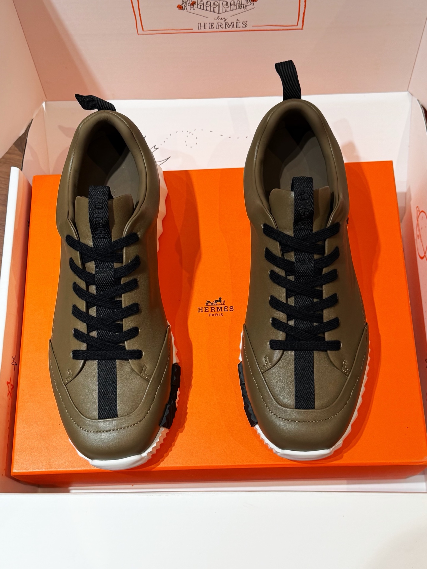 NO:604656,Hermes bouning men's sneakers - cowhide midsole. Original purchase, 11 replicas. If you want the top quality, these are your exclusive suede goatskin and calfskin sneakers. The lightweight sole is decorated with contrasting patterns to create a versatile fashion style. Includes a second pair of laces. White rubber sole. Black rubber inlay at the front and hurricane gray rubber inlay at the rear. Hurricane gray lambskin insole and lining. Sole height is 6 cm. Comes with an extra pair of laces. Comes with official ZP outer packaging box.  Size:39-44 (customized at 38.45.46), hermes, sneakers, cowhide, sheepskin, chamois leather19860909Hermes bouning男士运动鞋-牛皮中底 原版购入,11复刻,想要顶级的这就是你的专属 麂皮山羊皮和小牛皮运动鞋. 轻盈鞋底装饰撞色图案,打造百搭时尚风格.包含第二副鞋带. 白色橡胶鞋底 前端黑色橡胶嵌饰,后端飓风灰橡胶嵌饰 飓风灰羊羔皮内底和内衬 鞋底高度6厘米,配多一副鞋带,配官方ZP外包装盒 Size:39-44（38.45.46定做）,,hermes,sneakers,cowhide,sheepskin,chamois leather,Men's shoes