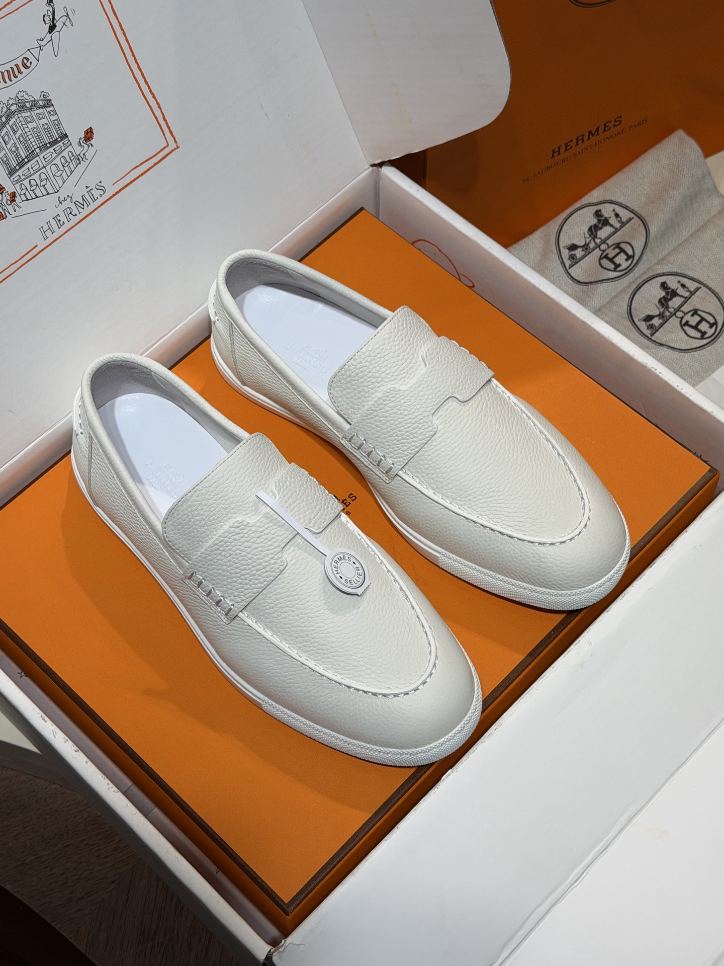 NO:621389,H Home Freesstyle Men's Loafers Calfskin and Epsom Heritage calfskin high-top sneakers, the soles are decorated with saddle buckle patterns, creating a modern urban style. Imported cowhide + cowhide lining + customized TPU outsole Size: 38-44 (customized for 45),, loafers, sneakers, cowhide19860909H家 Freesstyle男款乐福鞋 小牛皮和Epsom Heritage小牛皮高帮运动鞋,鞋底饰有马鞍钉扣图案,打造现代都会风格. 进口牛皮+牛皮内里+定制TPU大底 Size:38-44(45定做）,,loafers,sneakers,cowhide,Men's shoes