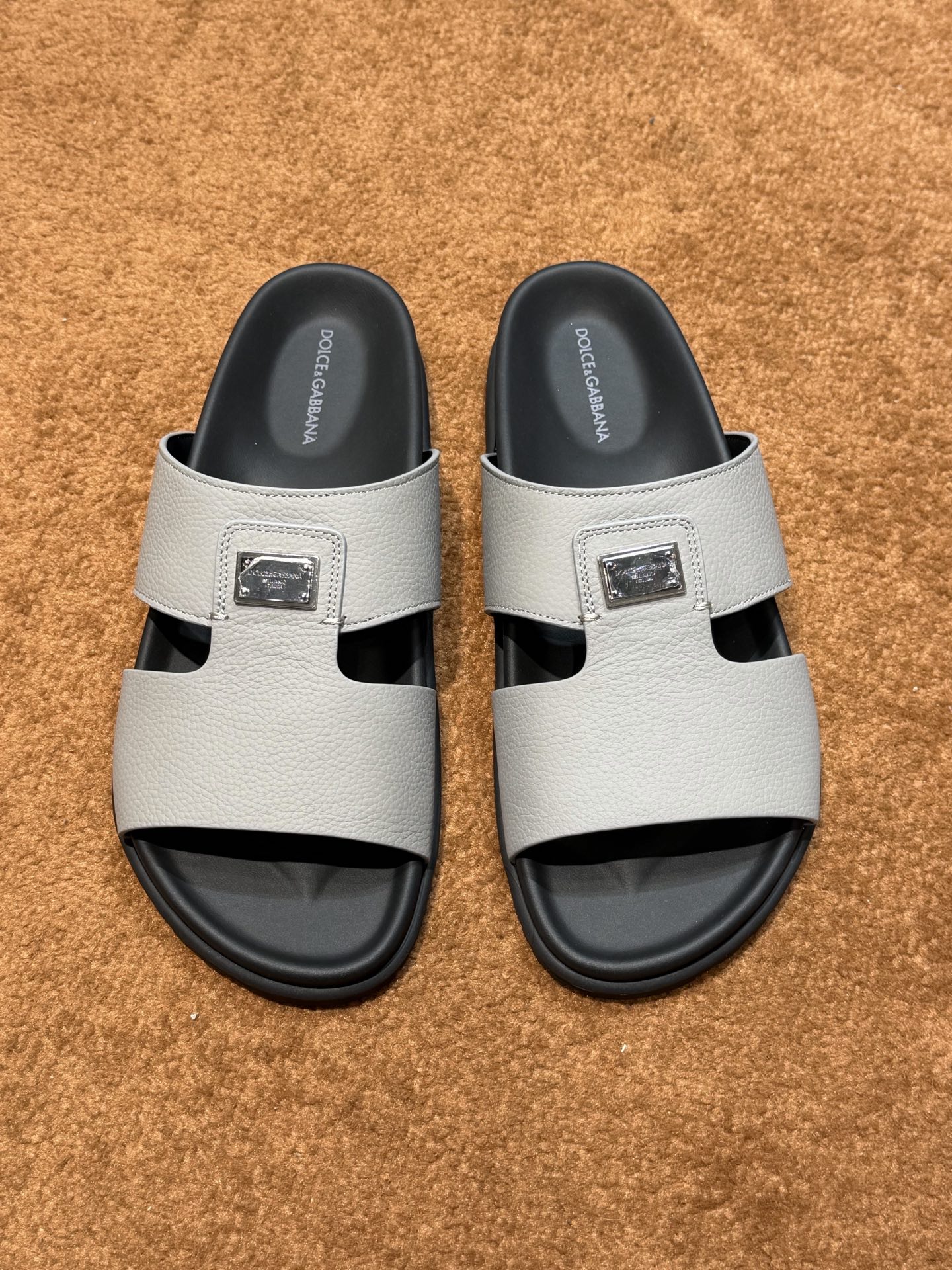 NO:746116,D&G calfskin men's slippers - genuine leather outsole As a symbol of exquisite craftsmanship and exquisite details, the new slippers are embellished with the DG logo, and high-frequency technology achieves a three-dimensional silhouette. DG logo calfskin slippers. Imported cowhide, original one-to-one replica Size: 39-44 (38.45 custom-made) Pay attention to quality and high quality 360,,Dolce&Gabbana,slippers,cowhide,Leather soles19860909D&G小牛皮男士拖鞋-真皮大底 作为精湛工艺和精美细节的象征,全新拖鞋点缀 DG徽标,高频工艺成就立体廓形.DG 徽标小牛皮拖鞋. 进口牛皮,原版一比一复刻 Size:39-44（38.45定做） 认准质量 高品质 360,,Dolce&Gabbana,slippers,cowhide,Leather soles,Men's shoes