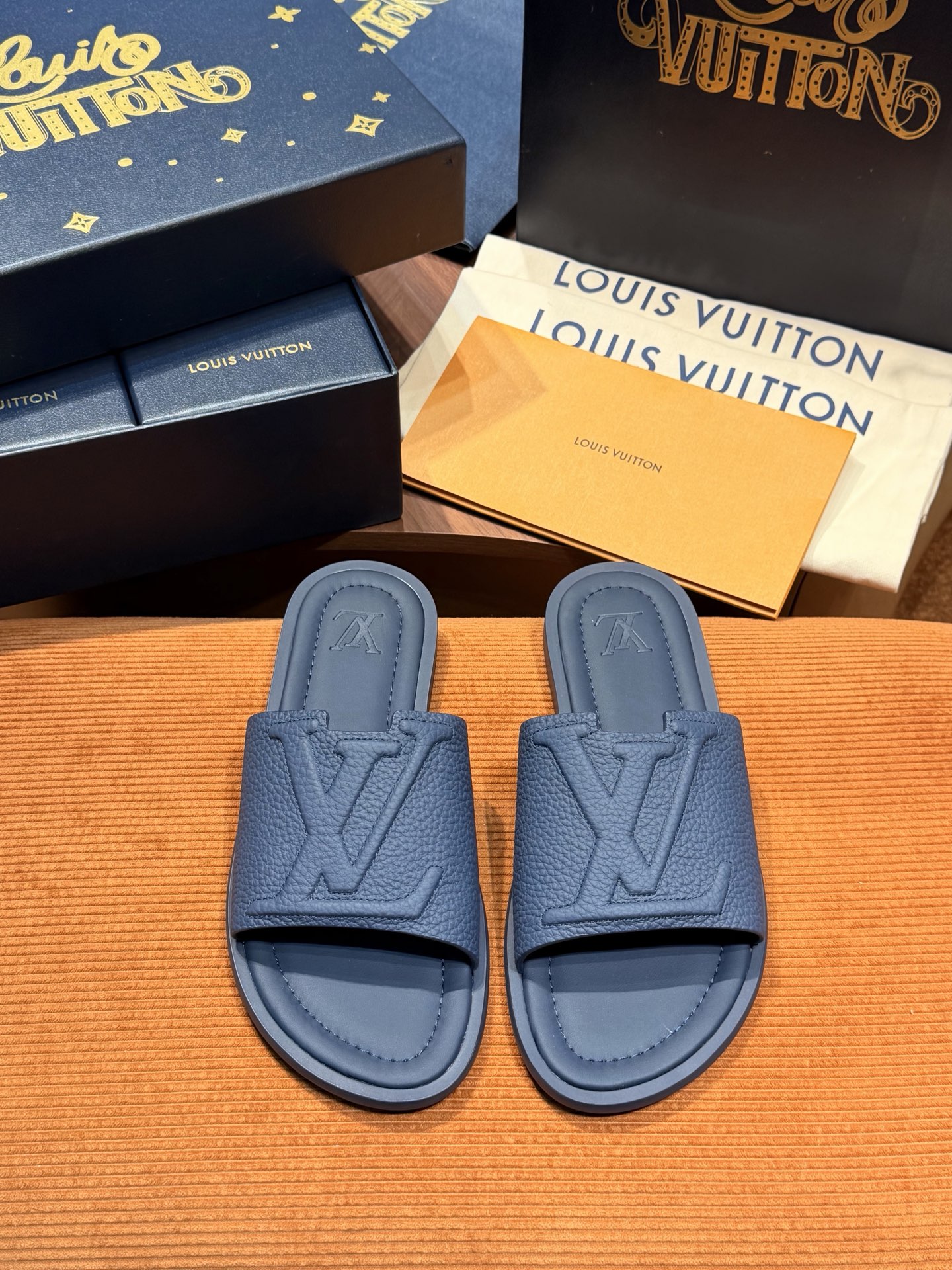NO:778581,This LV Oasis sandal has an oversized three-dimensional logo. It is made of Monogram calfskin 5D printing technology, LV iconic printing, fashionable and simple. It is paired with a soft original sole and a super soft PU outsole combination to create a comfortable summer experience. The color matching and high-end feel are super comfortable and super texture. The latest blue limited packaging Size: 39-44 (customized at 38.45.46 47 48)  (Orders need to be accompanied by handbag yuan),,louis vuitton,cowhide19860909本款 LV Oasis 凉拖 超大工艺立体log 取材 Monogram小牛皮5D打印工艺, lv标志性印花,时尚简约,搭配轻柔原版鞋底超软PU大底组合成就夏日惬意体验、 拼色高级感超强上脚感超级舒适 超强质感 最新蓝色限定包装 Size:39-44(38.45.46 47 48定制） （订单需要配手提袋元）,,louis vuitton,cowhide,Men's shoes