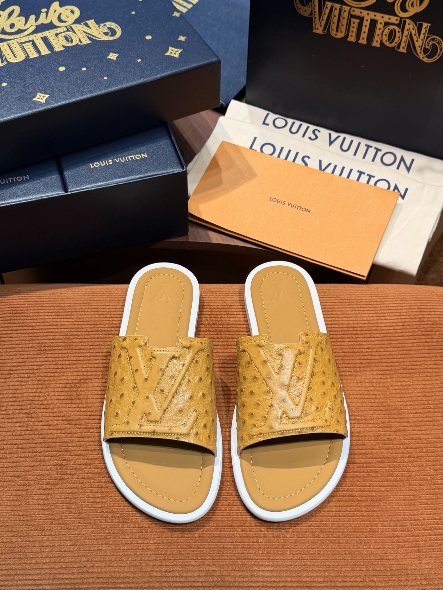 NO:778587,This LV Oasis sandal has an oversized three-dimensional logo. It is made of Monogram calfskin 5D printing technology, LV iconic printing, fashionable and simple. It is paired with a soft original sole and a super soft PU outsole combination to create a comfortable summer experience. The color matching and high-end feel are super comfortable and super texture. The latest blue limited packaging Size: 39-44 (customized at 38.45.46 47 48)  (Orders need to be accompanied by handbag yuan),,louis vuitton,cowhide19860909本款 LV Oasis 凉拖 超大工艺立体log 取材 Monogram小牛皮5D打印工艺, lv标志性印花,时尚简约,搭配轻柔原版鞋底超软PU大底组合成就夏日惬意体验、 拼色高级感超强上脚感超级舒适 超强质感 最新蓝色限定包装 Size:39-44(38.45.46 47 48定制） （订单需要配手提袋元）,,louis vuitton,cowhide,Men's shoes