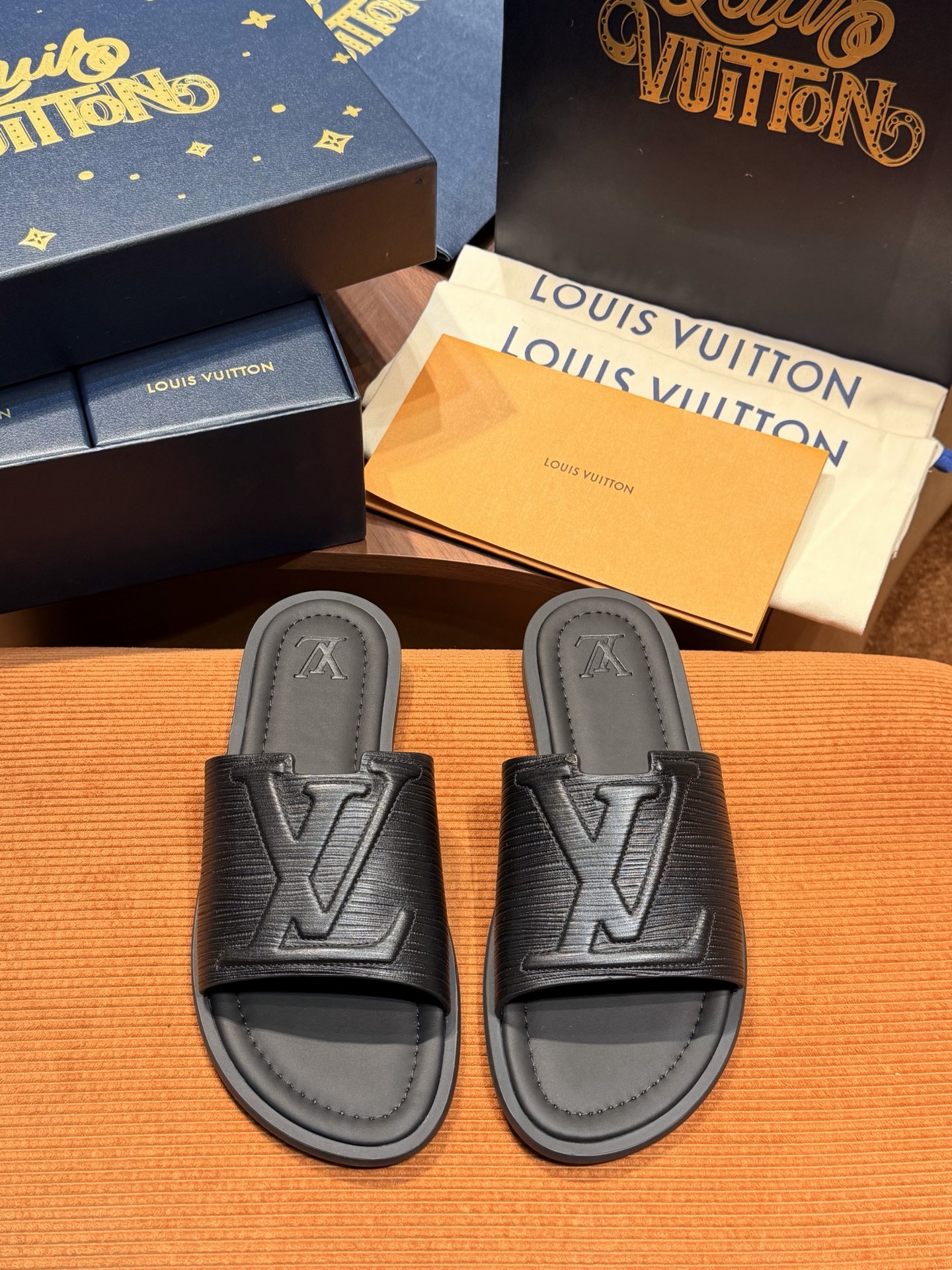 NO:778597,This LV Oasis sandal has an oversized three-dimensional logo. It is made of Monogram calfskin 5D printing technology, LV iconic printing, fashionable and simple. It is paired with a soft original sole and a super soft PU outsole combination to create a comfortable summer experience. The color matching and high-end feel are super comfortable and super texture. The latest blue limited packaging Size: 39-44 (customized at 38.45.46 47 48)  (Orders need to be accompanied by handbag yuan),,louis vuitton,cowhide19860909本款 LV Oasis 凉拖 超大工艺立体log 取材 Monogram小牛皮5D打印工艺, lv标志性印花,时尚简约,搭配轻柔原版鞋底超软PU大底组合成就夏日惬意体验、 拼色高级感超强上脚感超级舒适 超强质感 最新蓝色限定包装 Size:39-44(38.45.46 47 48定制） （订单需要配手提袋元）,,louis vuitton,cowhide,Men's shoes