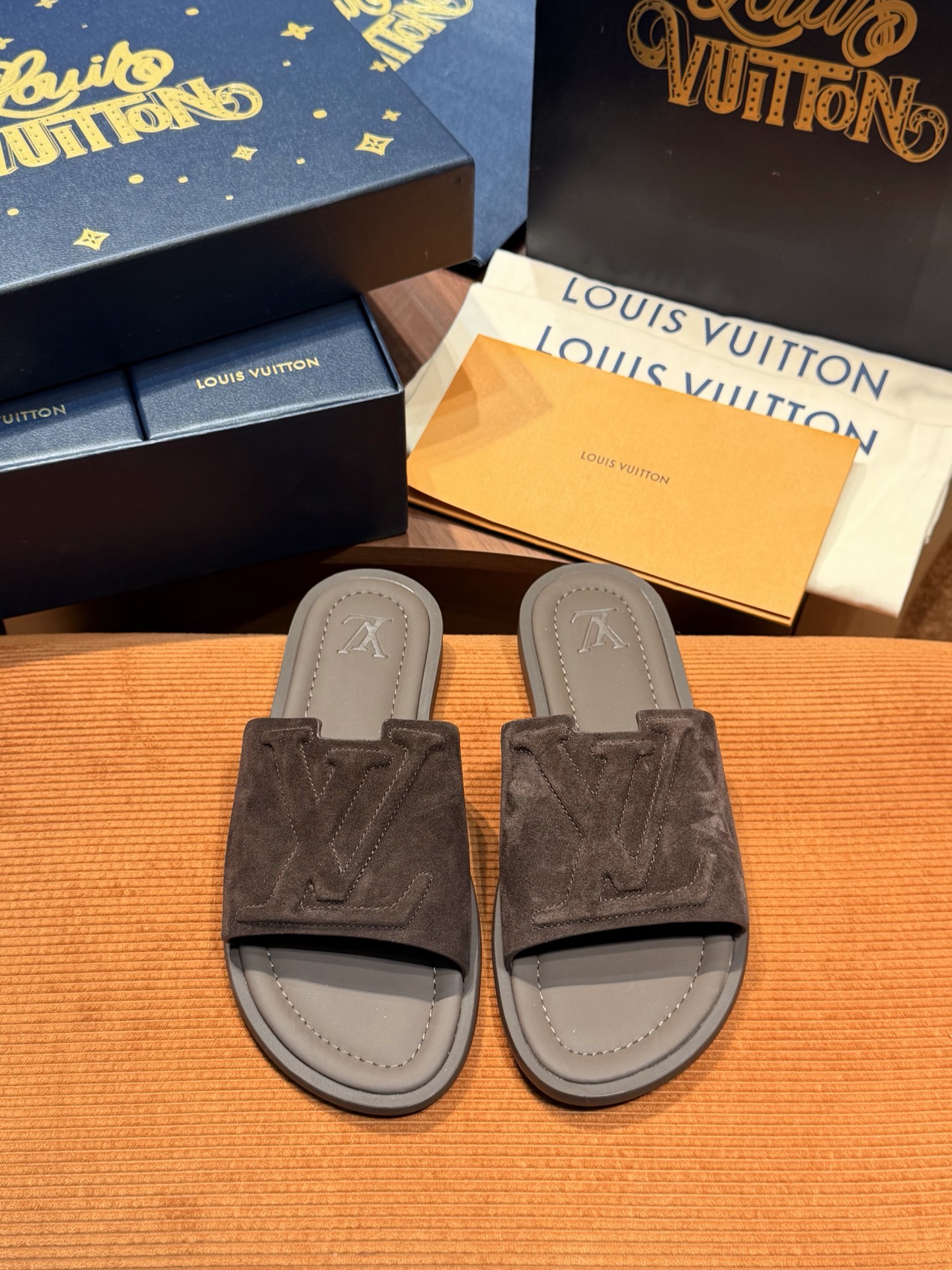 NO:778607,This LV Oasis sandal has an oversized three-dimensional logo. It is made of Monogram calfskin 5D printing technology, LV iconic printing, fashionable and simple. It is paired with a soft original sole and a super soft PU outsole combination to create a comfortable summer experience. The color matching and high-end feel are super comfortable and super texture. The latest blue limited packaging Size: 39-44 (customized at 38.45.46 47 48)  (Orders need to be accompanied by handbag yuan),,louis vuitton,cowhide19860909本款 LV Oasis 凉拖 超大工艺立体log 取材 Monogram小牛皮5D打印工艺, lv标志性印花,时尚简约,搭配轻柔原版鞋底超软PU大底组合成就夏日惬意体验、 拼色高级感超强上脚感超级舒适 超强质感 最新蓝色限定包装 Size:39-44(38.45.46 47 48定制） （订单需要配手提袋元）,,louis vuitton,cowhide,Men's shoes