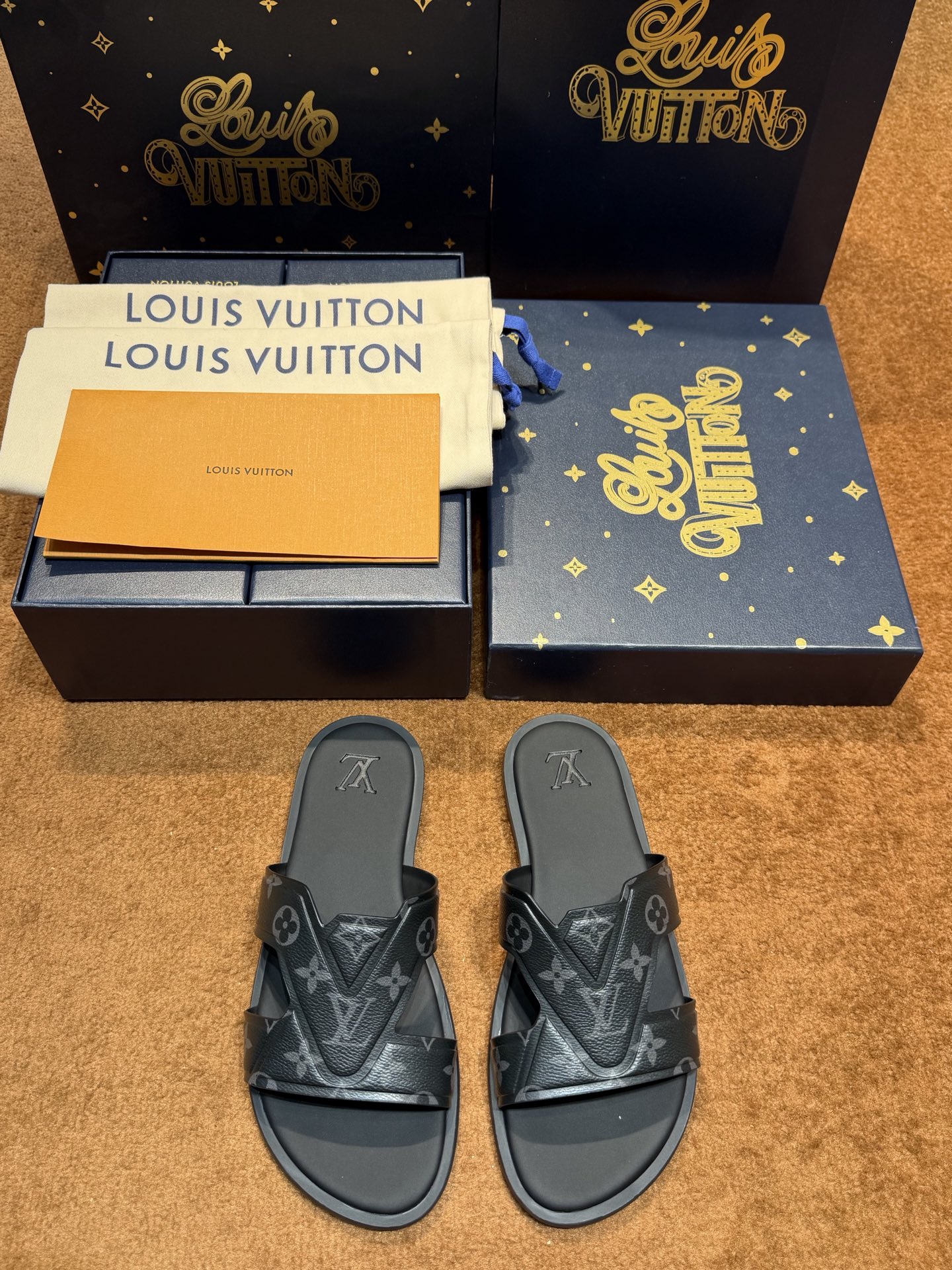 NO:830238,L's Waterfront sandals are back with a new look. The upper canvas has the iconic monogram pattern. It is made of waterproof rubber, with a comfortable and tough outsole, and a light and flexible outsole with an embossed logo. Size: 39-44 (38.45 46 47 48 customized),, louis vuitton19860909L家Waterfront凉拖焕新回归 鞋面帆布标志性的monogram图案.由防水橡胶制成,搭配舒适韧性大底,轻盈灵活的外底压印标识 Size:39-44(38.45 46 47 48定做）,,louis vuitton,Men's shoes
